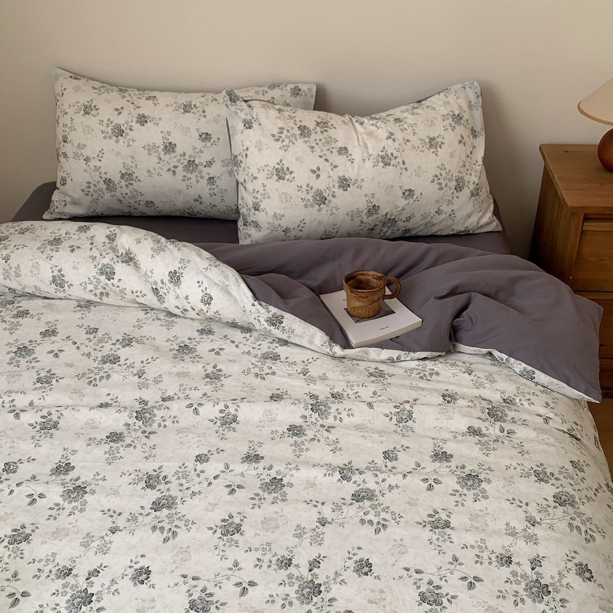 91家纺网 家纺一手货源 找家纺 桃喜 2026春夏新品全棉碎花三件套四件套-场景一 赫本（全棉）