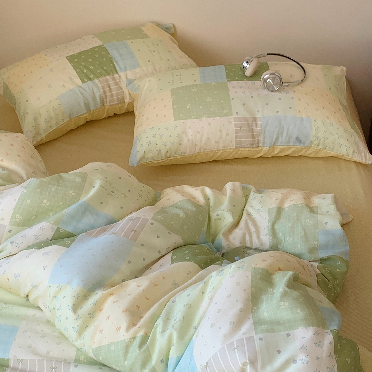 91家纺网 家纺一手货源 找家纺 桃喜 2026春夏新品全棉碎花三件套四件套-场景一 绿格拼布碎花（全棉）