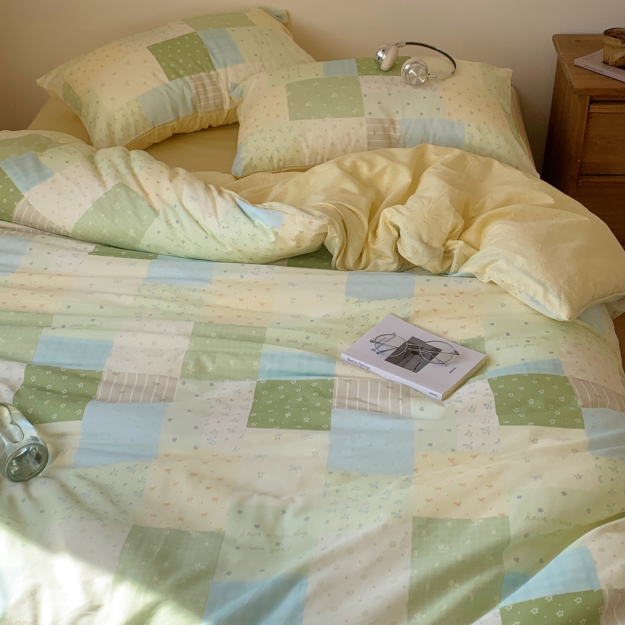 91家纺网 家纺一手货源 找家纺 桃喜 2026春夏新品全棉碎花三件套四件套-场景一 绿格拼布碎花（全棉）