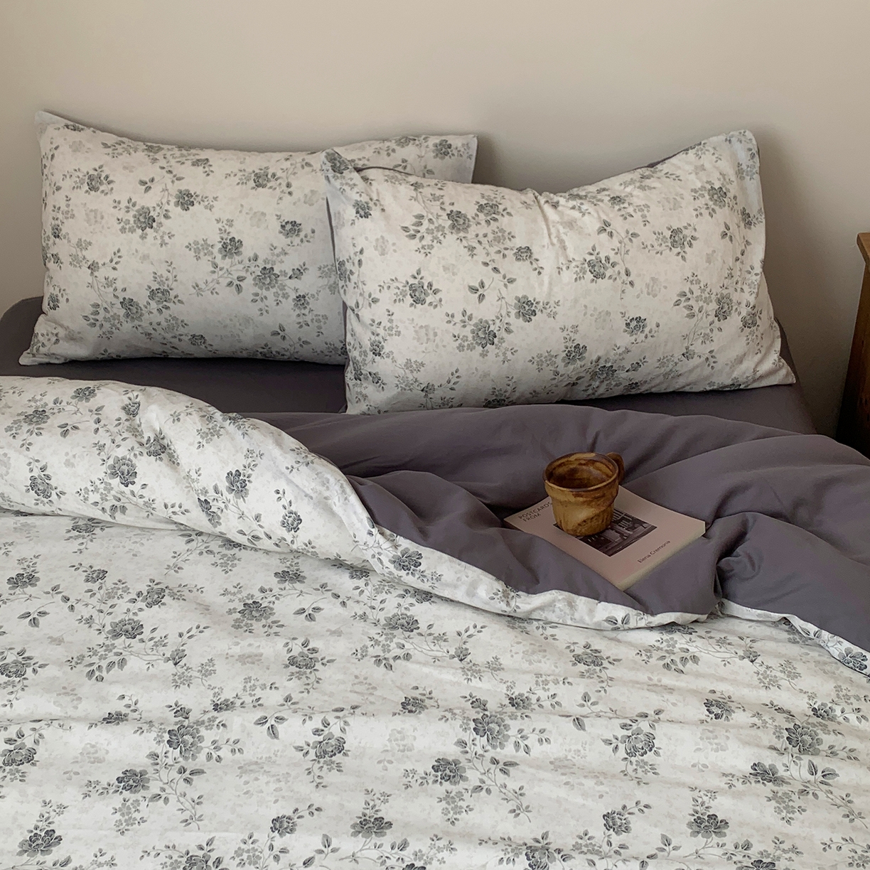 91家纺网 家纺一手货源 找家纺 桃喜 2026春夏新品全棉碎花三件套四件套-场景一 赫本（全棉）