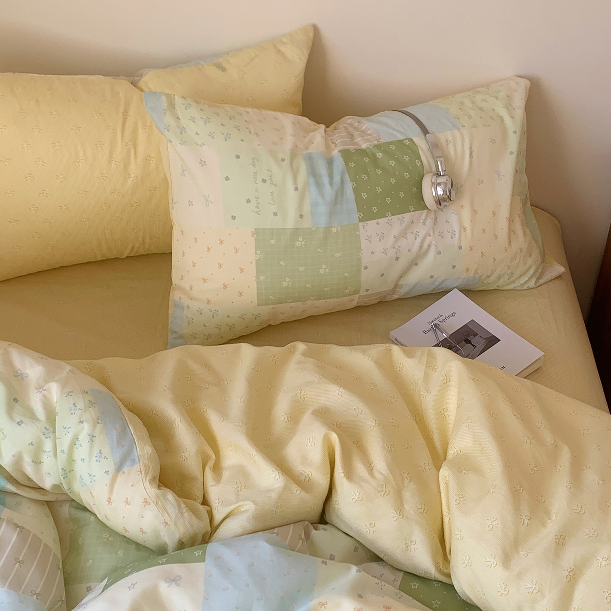 91家纺网 家纺一手货源 找家纺 桃喜 2026春夏新品全棉碎花三件套四件套-场景一 绿格拼布碎花（全棉）