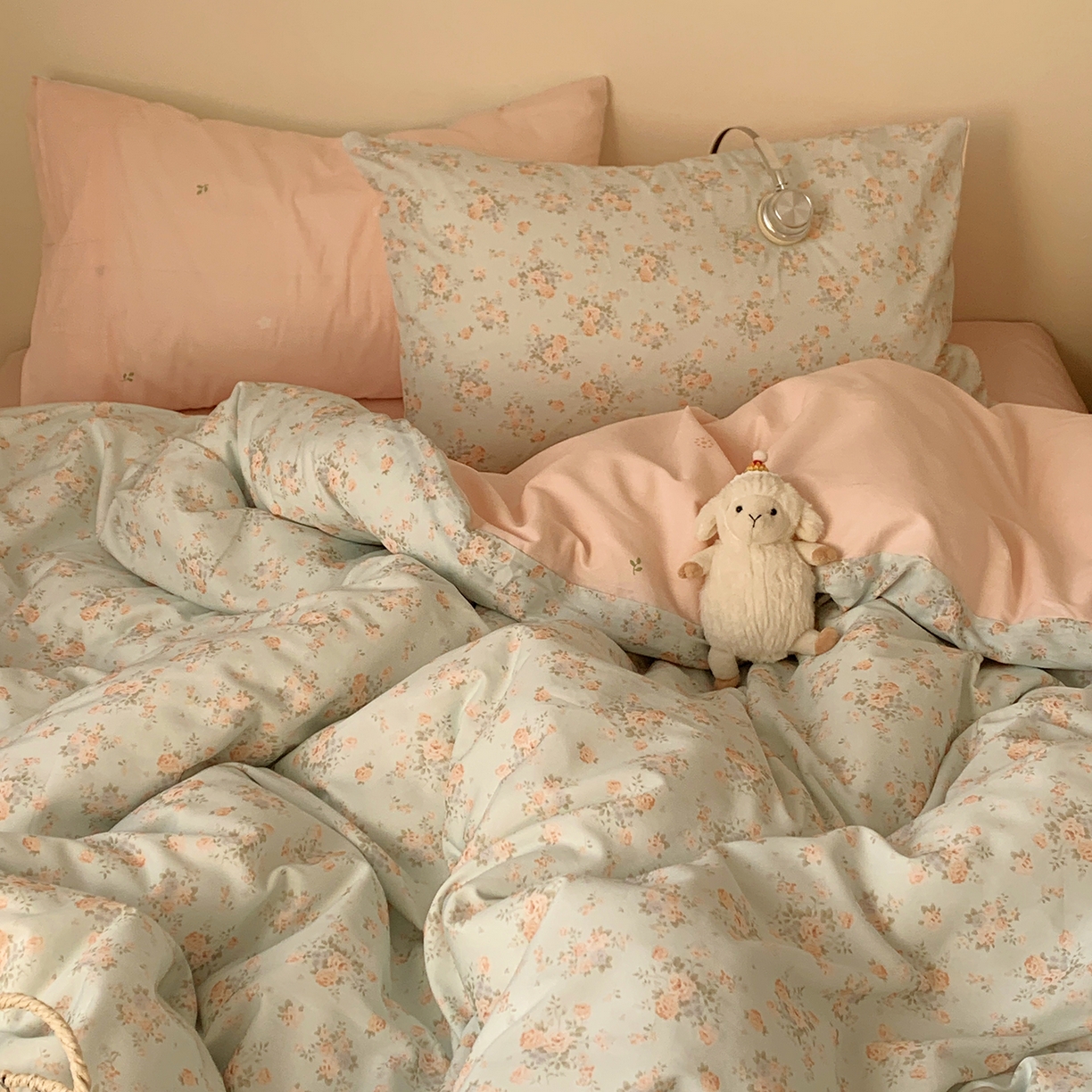 91家纺网 家纺一手货源 找家纺 桃喜 2026春夏新品全棉碎花三件套四件套-场景一 山茶（全棉）