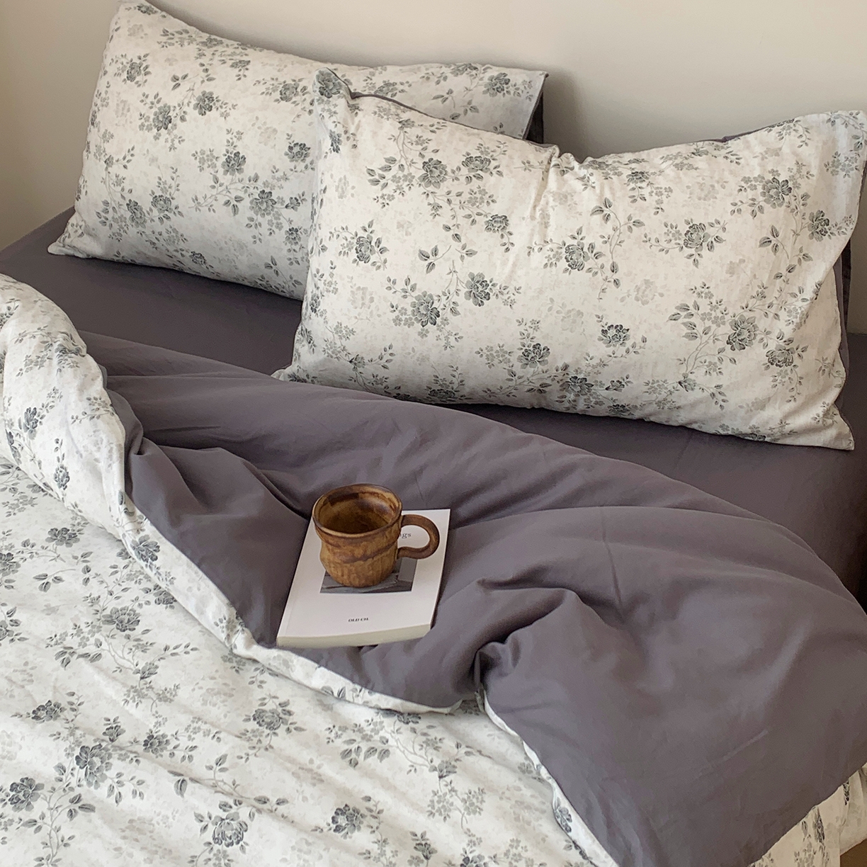 91家纺网 家纺一手货源 找家纺 桃喜 2026春夏新品全棉碎花三件套四件套-场景一 赫本（全棉）