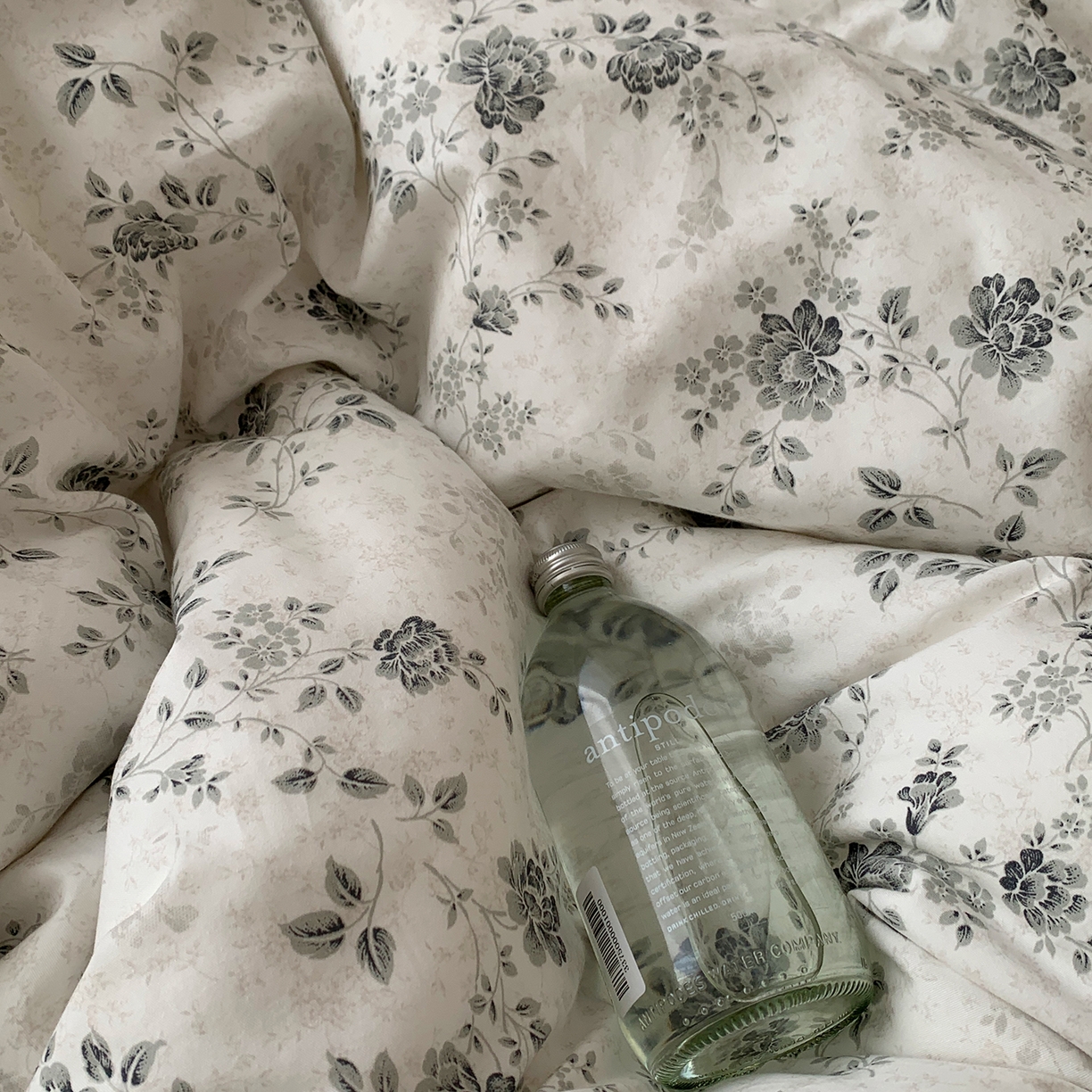 91家纺网 家纺一手货源 找家纺 桃喜 2026春夏新品全棉碎花三件套四件套-场景一 赫本（全棉）