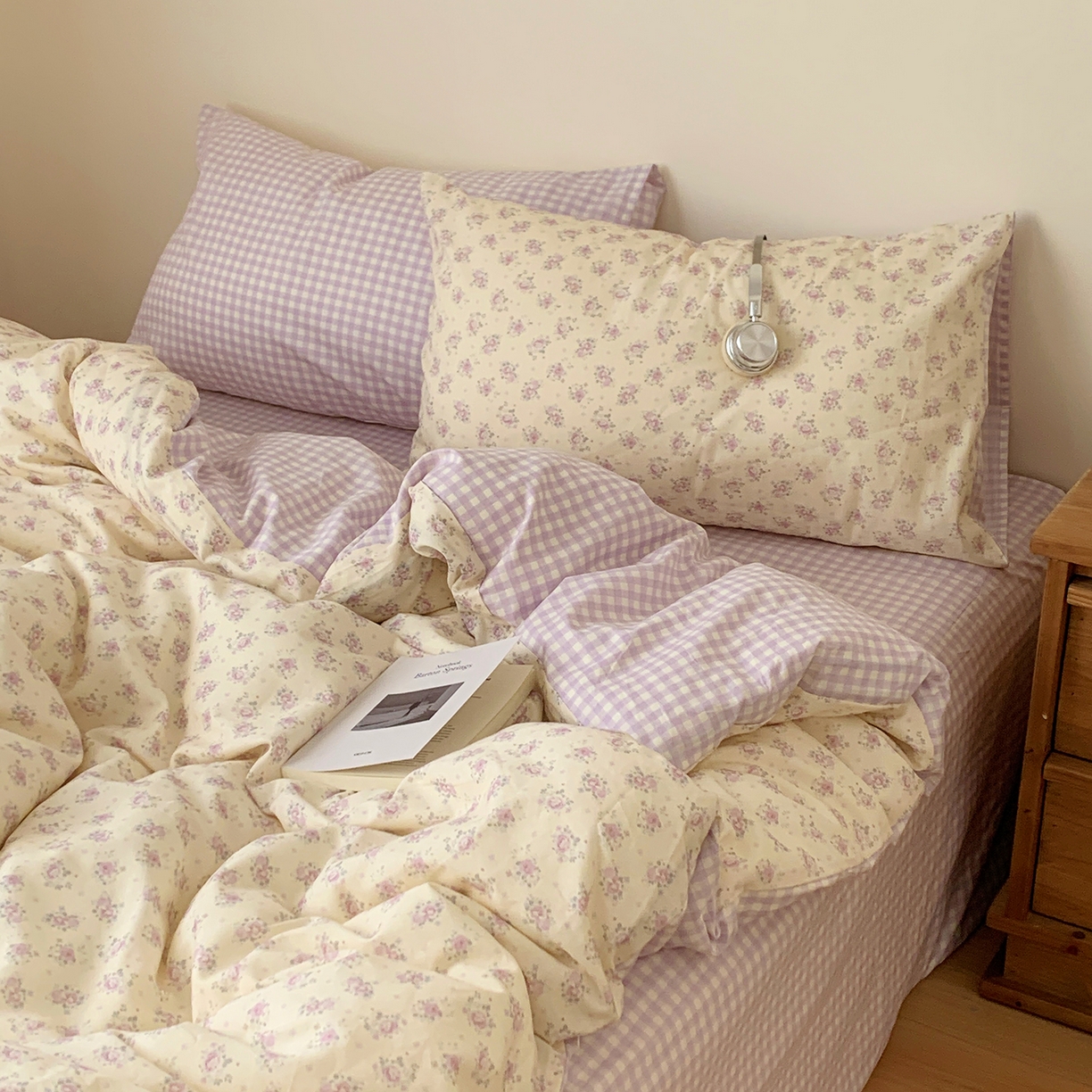 91家纺网 家纺一手货源 找家纺 桃喜 2026春夏新品全棉碎花三件套四件套-场景一 香芋紫格碎花（全棉）