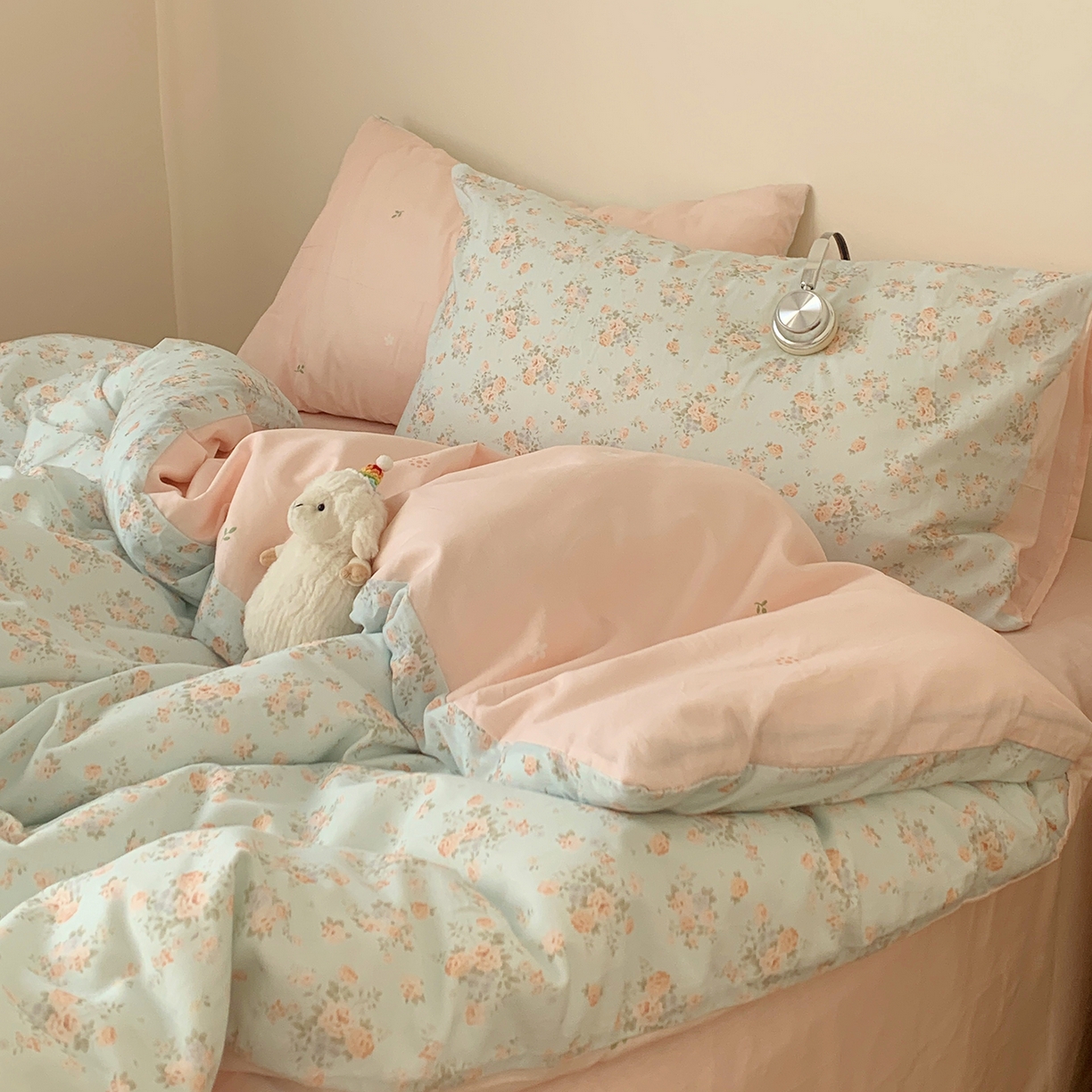 91家纺网 家纺一手货源 找家纺 桃喜 2026春夏新品全棉碎花三件套四件套-场景一 山茶（全棉）