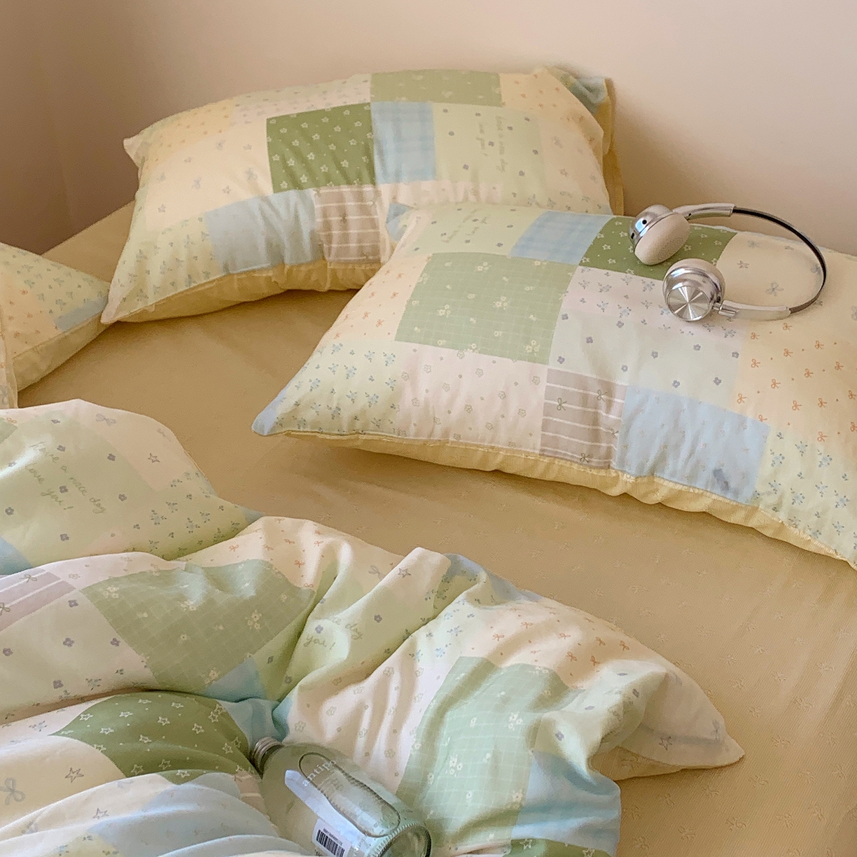 91家纺网 家纺一手货源 找家纺 桃喜 2026春夏新品全棉碎花三件套四件套-场景一 绿格拼布碎花（全棉）