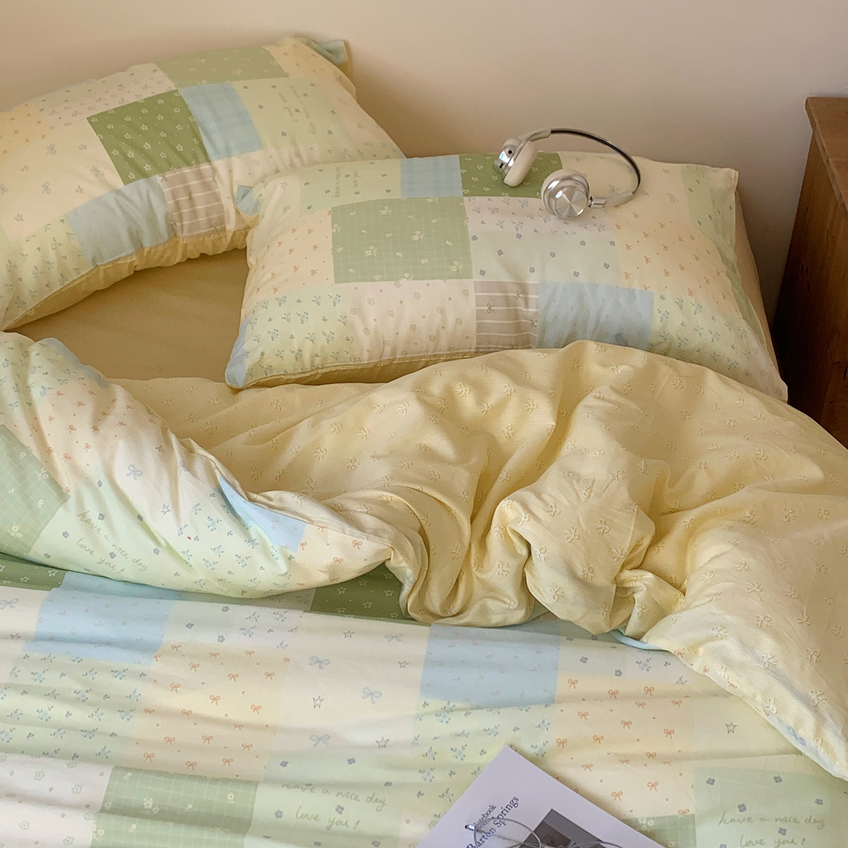 91家纺网 家纺一手货源 找家纺 桃喜 2026春夏新品全棉碎花三件套四件套-场景一 绿格拼布碎花（全棉）