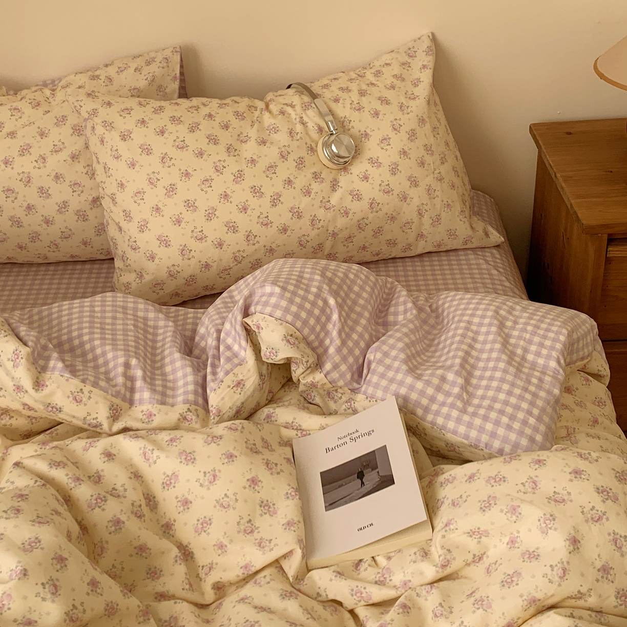 91家纺网 家纺一手货源 找家纺 桃喜 2026春夏新品全棉碎花三件套四件套-场景一 香芋紫格碎花（全棉）