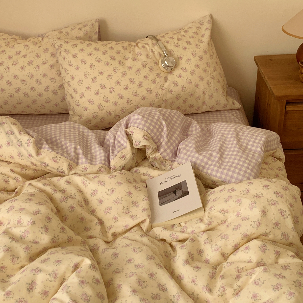 91家纺网 家纺一手货源 找家纺 桃喜 2026春夏新品全棉碎花三件套四件套-场景一 香芋紫格碎花（全棉）