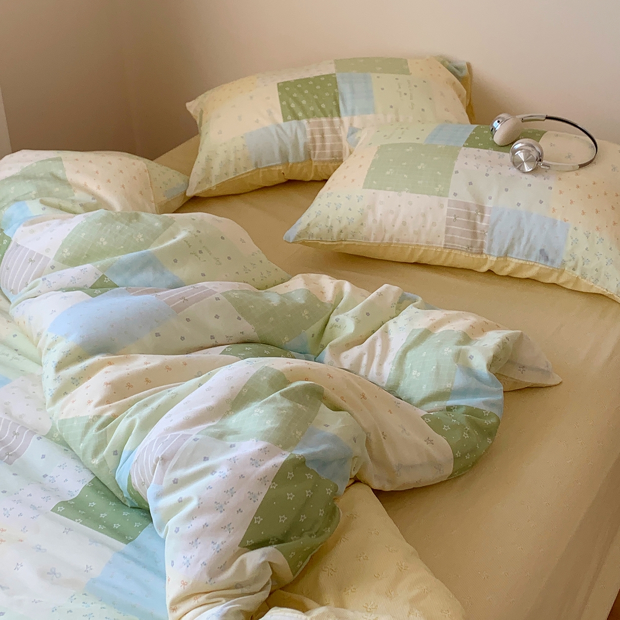 91家纺网 家纺一手货源 找家纺 桃喜 2026春夏新品全棉碎花三件套四件套-场景一 绿格拼布碎花（全棉）