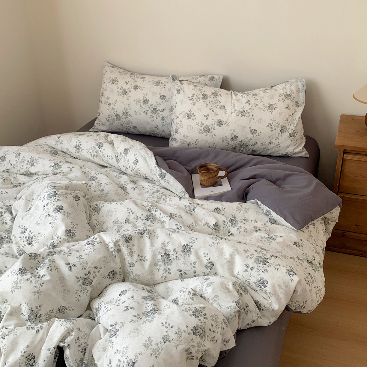 91家纺网 家纺一手货源 找家纺 桃喜 2026春夏新品全棉碎花三件套四件套-场景一 赫本（全棉）