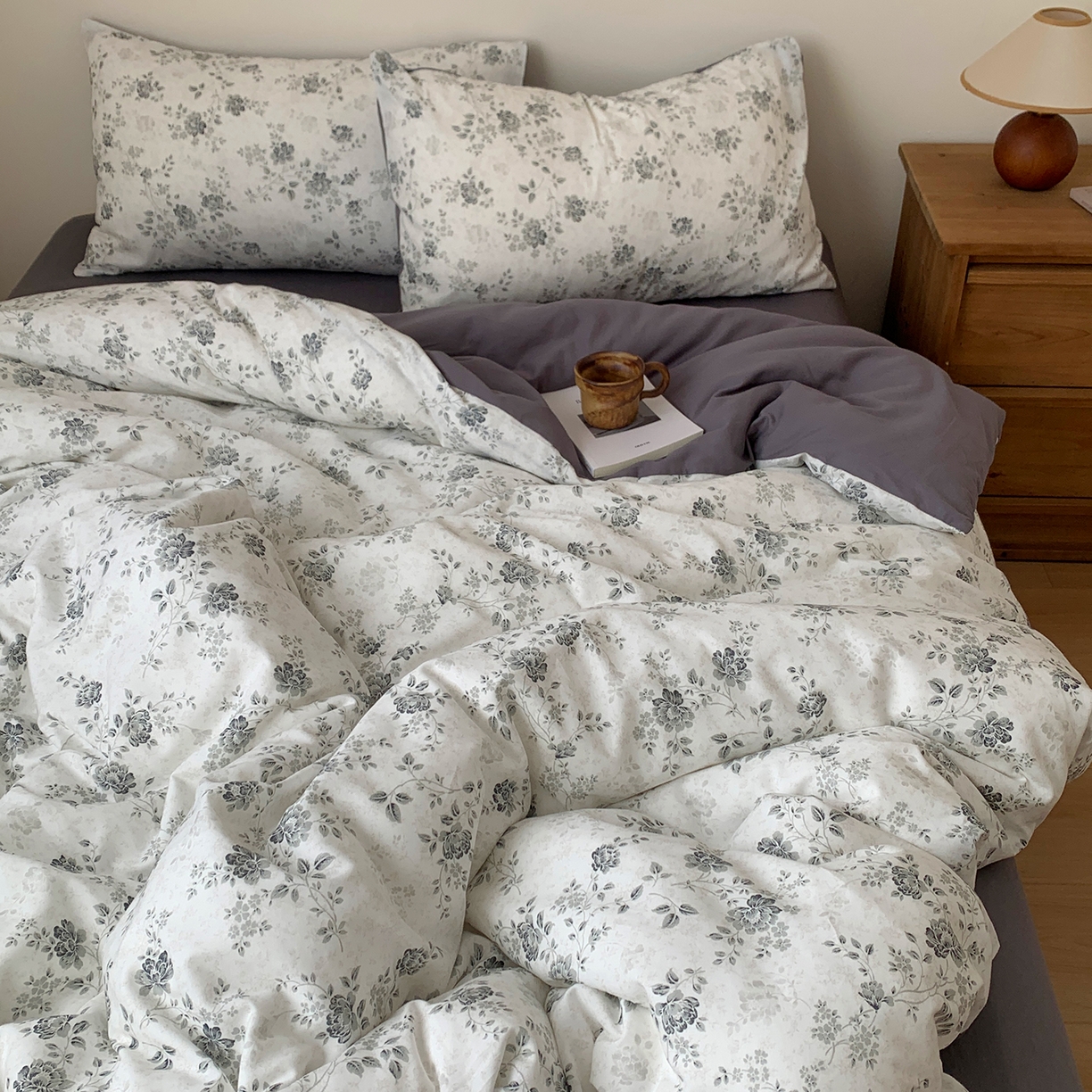 91家纺网 家纺一手货源 找家纺 桃喜 2026春夏新品全棉碎花三件套四件套-场景一 赫本（全棉）