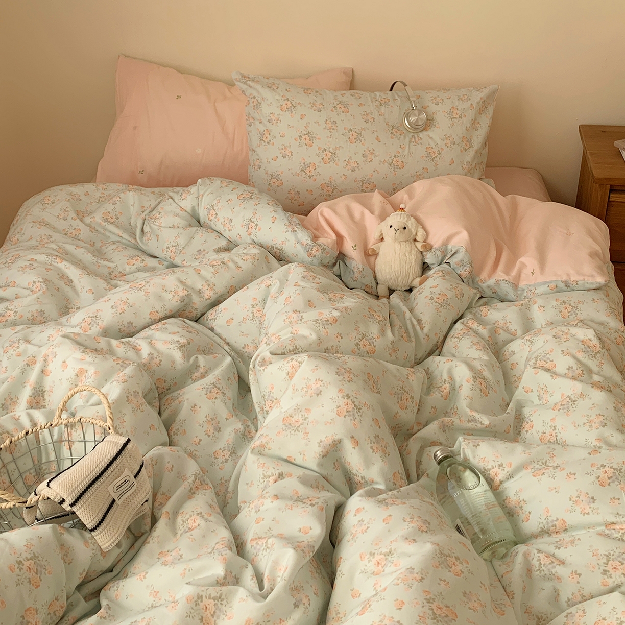 91家纺网 家纺一手货源 找家纺 桃喜 2026春夏新品全棉碎花三件套四件套-场景一 山茶（全棉）