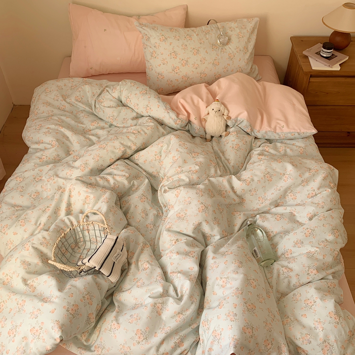 91家纺网 家纺一手货源 找家纺 桃喜 2026春夏新品全棉碎花三件套四件套-场景一 山茶（全棉）