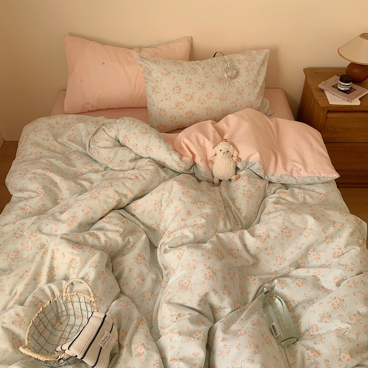 91家纺网 家纺一手货源 找家纺 桃喜 2026春夏新品全棉碎花三件套四件套-场景一 山茶（全棉）