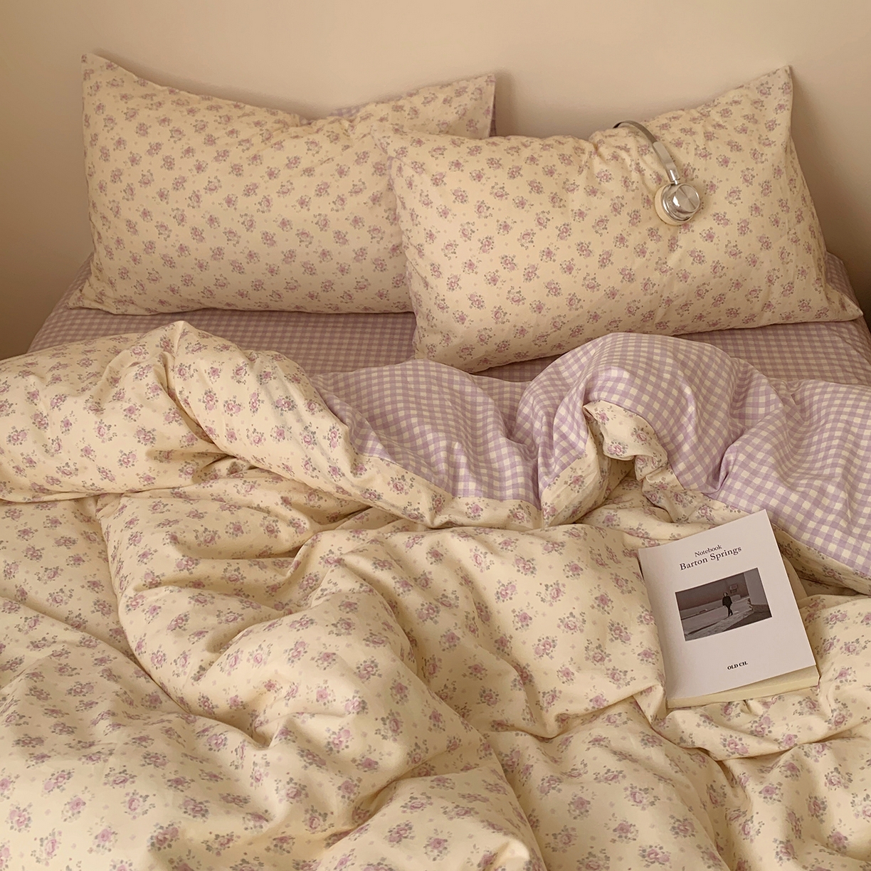 91家纺网 家纺一手货源 找家纺 桃喜 2026春夏新品全棉碎花三件套四件套-场景一 香芋紫格碎花（全棉）