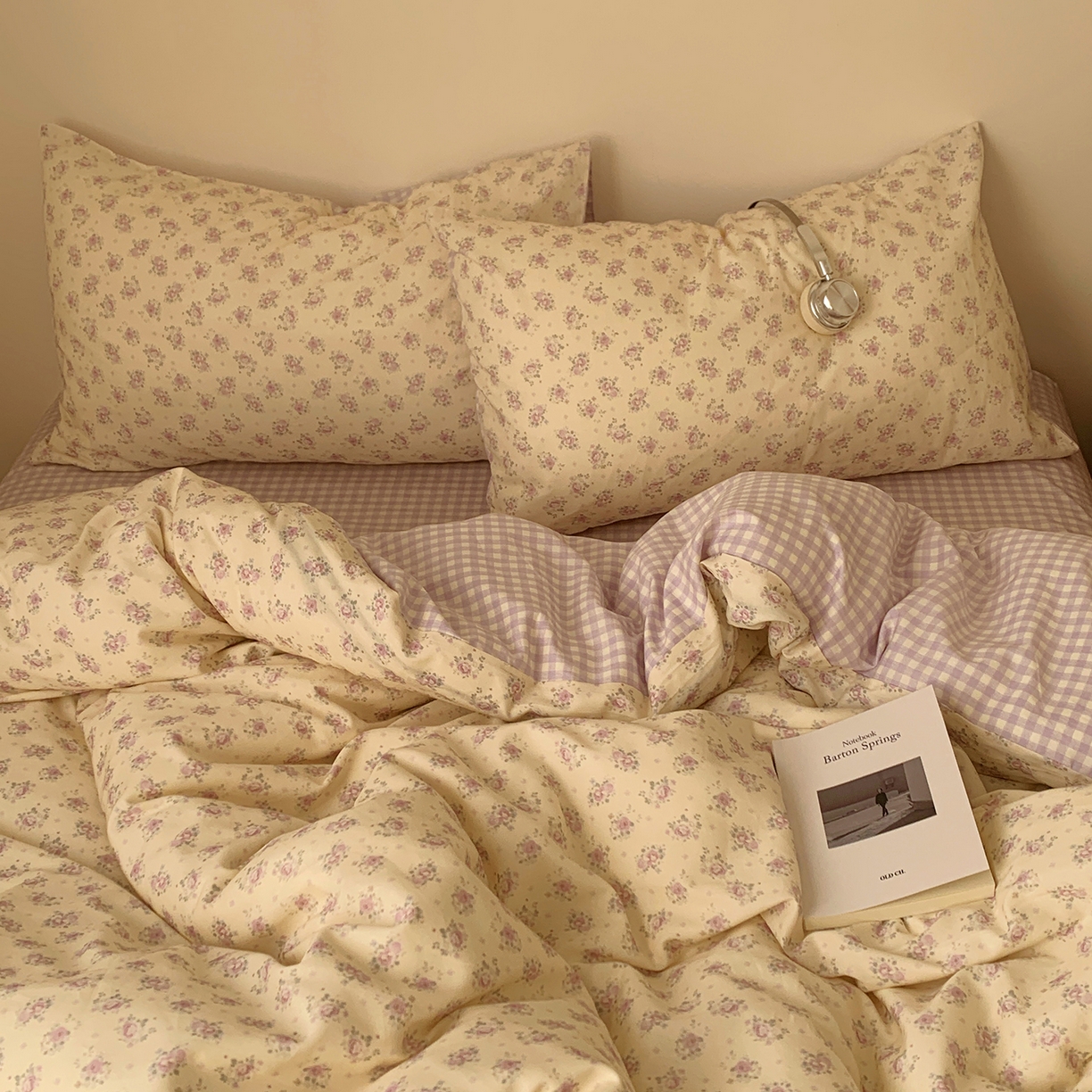 91家纺网 家纺一手货源 找家纺 桃喜 2026春夏新品全棉碎花三件套四件套-场景一 香芋紫格碎花（全棉）