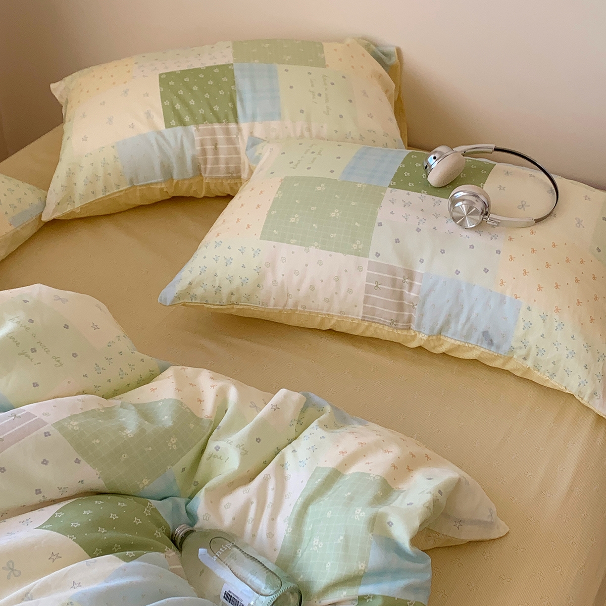 91家纺网 家纺一手货源 找家纺 桃喜 2026春夏新品全棉碎花三件套四件套-场景一 绿格拼布碎花（全棉）