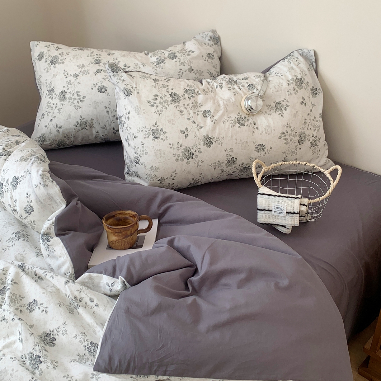 91家纺网 家纺一手货源 找家纺 桃喜 2026春夏新品全棉碎花三件套四件套-场景一 赫本（全棉）