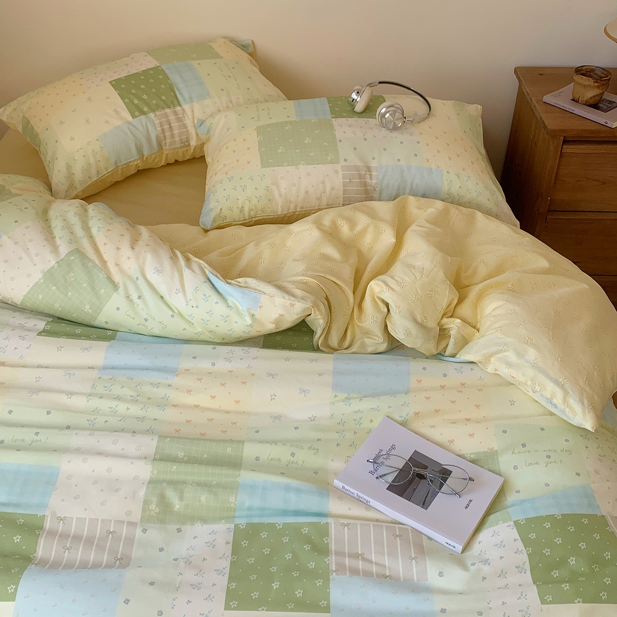 91家纺网 家纺一手货源 找家纺 桃喜 2026春夏新品全棉碎花三件套四件套-场景一 绿格拼布碎花（全棉）