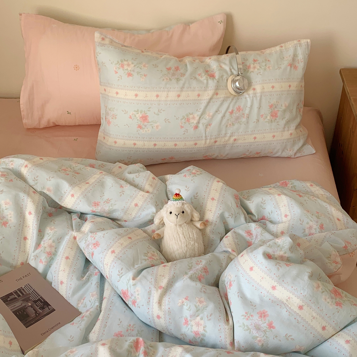 91家纺网 家纺一手货源 找家纺 桃喜 2026春夏新品全棉碎花三件套四件套-场景一 馥郁蓝（全棉）