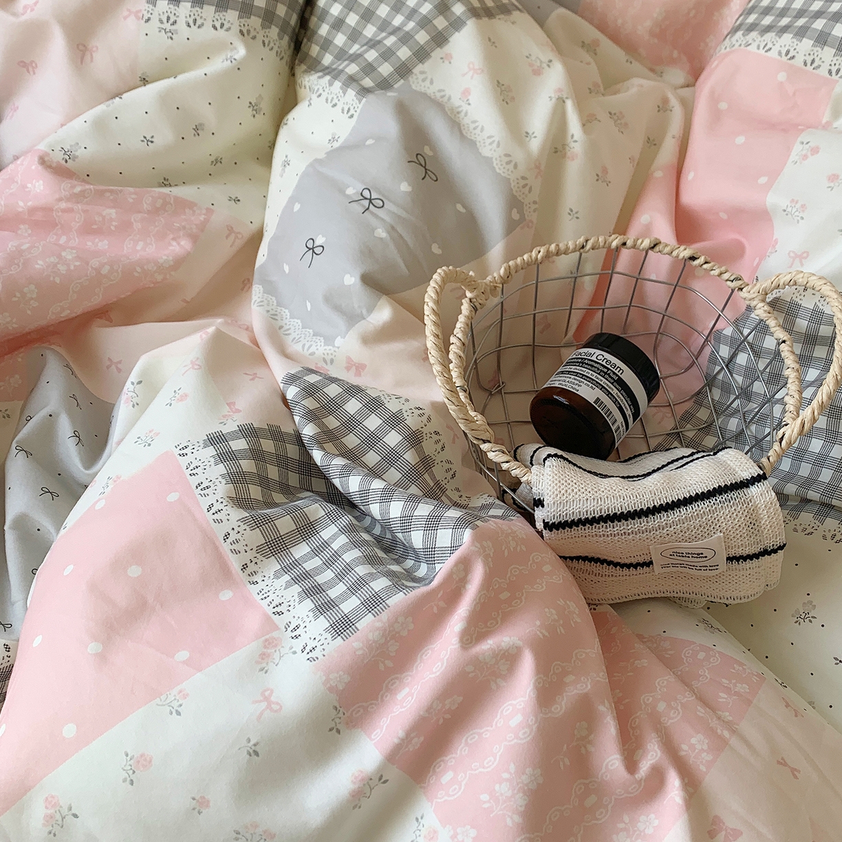 91家纺网 家纺一手货源 找家纺 桃喜 2026春夏新品全棉碎花三件套四件套-场景一 粉格拼布碎花（全棉）