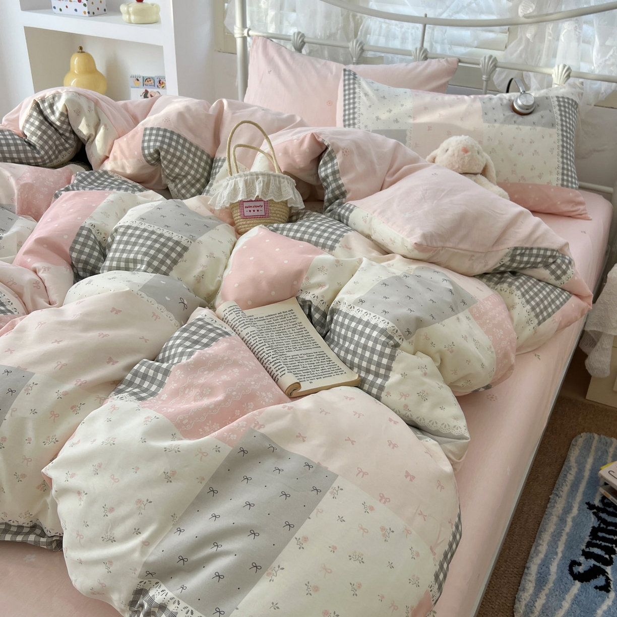 91家纺网 家纺一手货源 找家纺 桃喜 2026春夏新品全棉碎花三件套四件套-场景二 粉格拼布碎花（全棉）