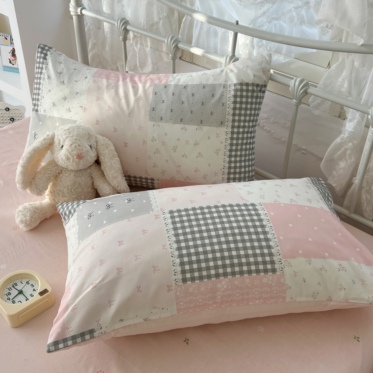 91家纺网 家纺一手货源 找家纺 桃喜 2026春夏新品全棉碎花三件套四件套-场景二 粉格拼布碎花（全棉）