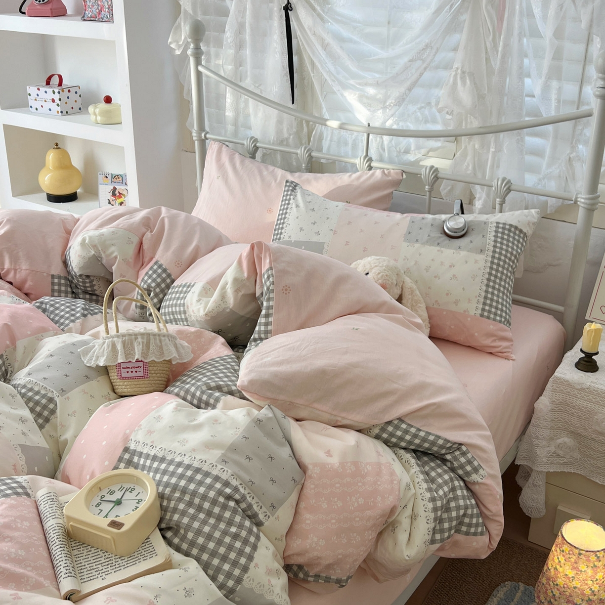 91家纺网 家纺一手货源 找家纺 桃喜 2026春夏新品全棉碎花三件套四件套-场景二 粉格拼布碎花（全棉）