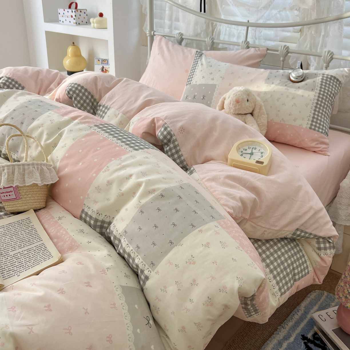 91家纺网 家纺一手货源 找家纺 桃喜 2026春夏新品全棉碎花三件套四件套-场景二 粉格拼布碎花（全棉）