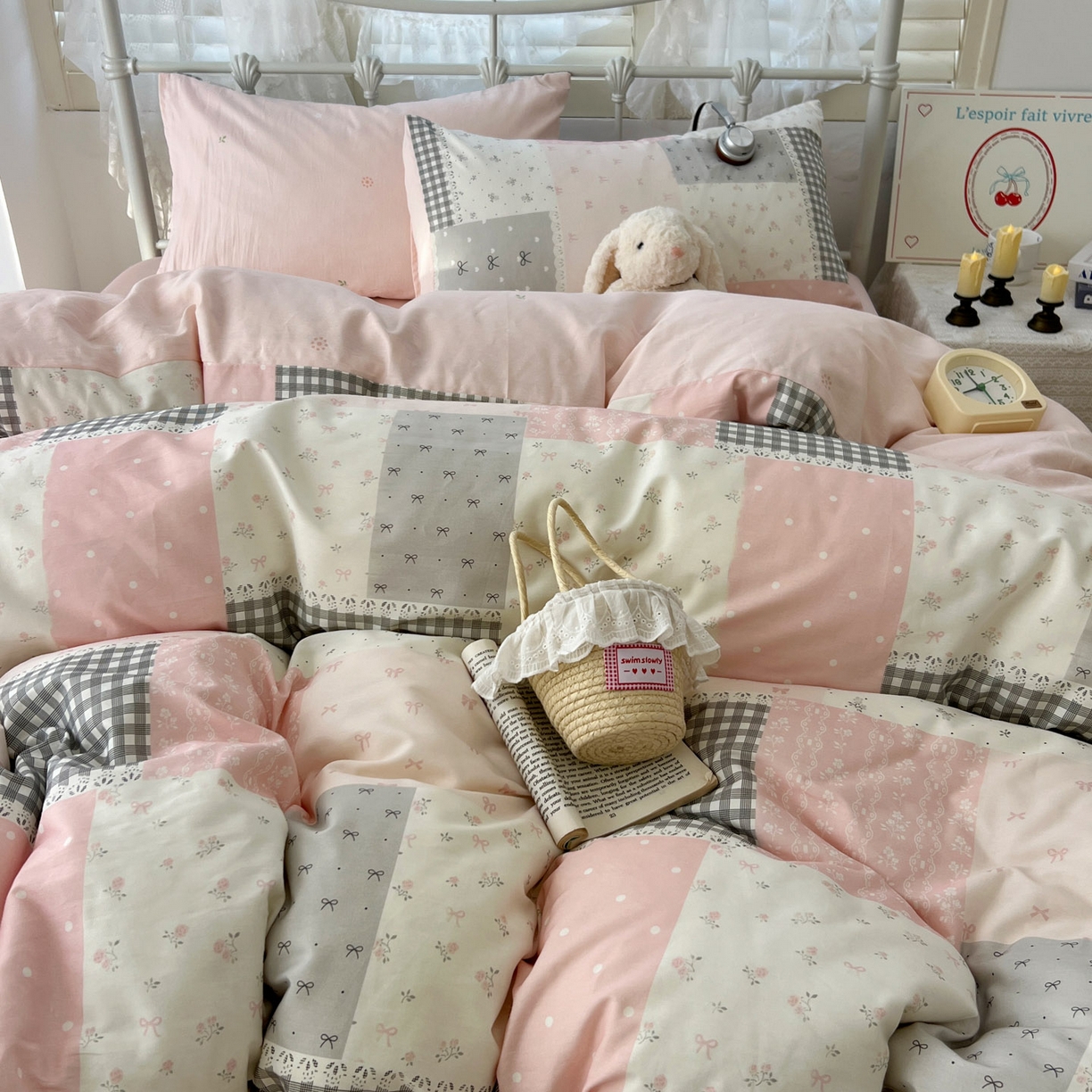 91家纺网 家纺一手货源 找家纺 桃喜 2026春夏新品全棉碎花三件套四件套-场景二 粉格拼布碎花（全棉）