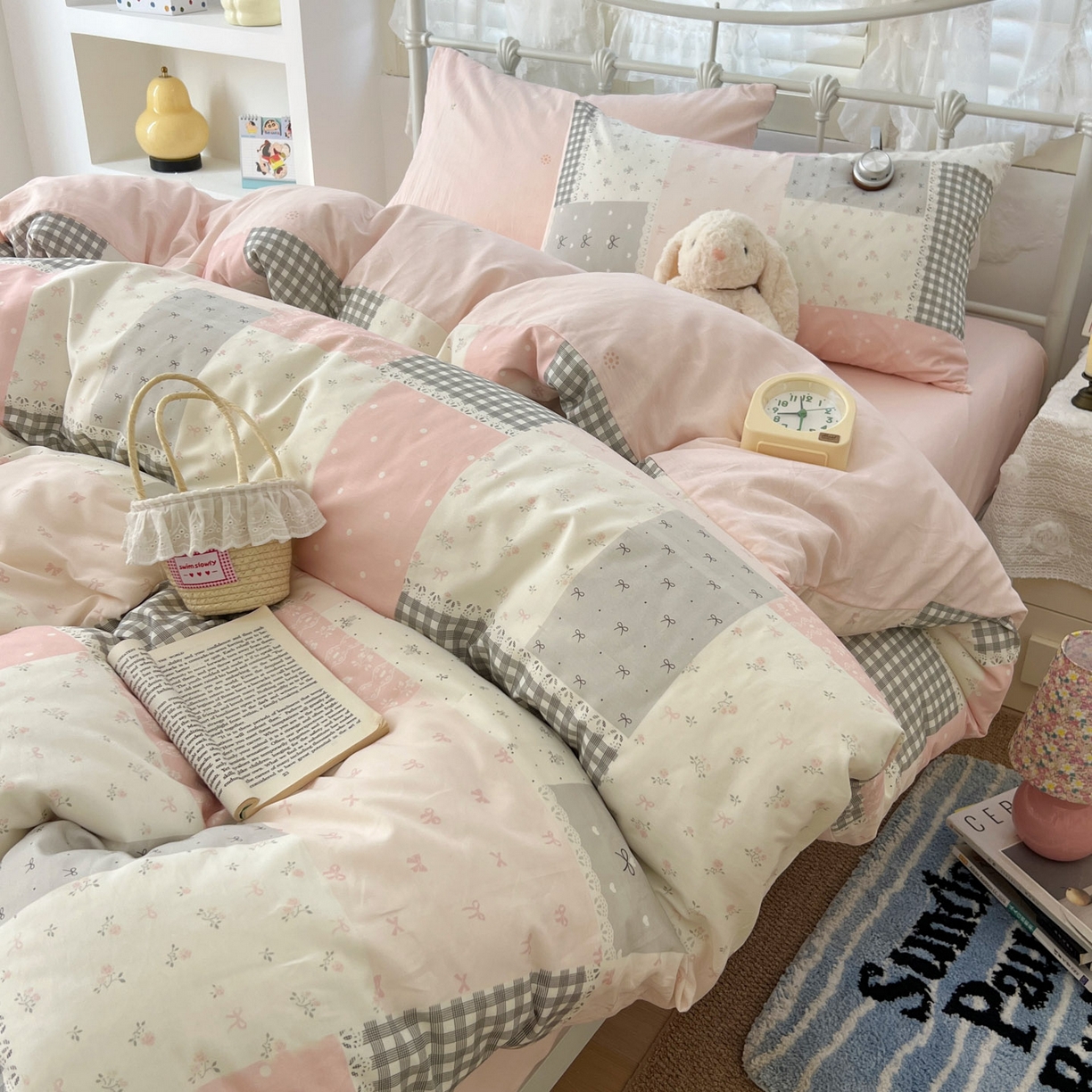 91家纺网 家纺一手货源 找家纺 桃喜 2026春夏新品全棉碎花三件套四件套-场景二 粉格拼布碎花（全棉）