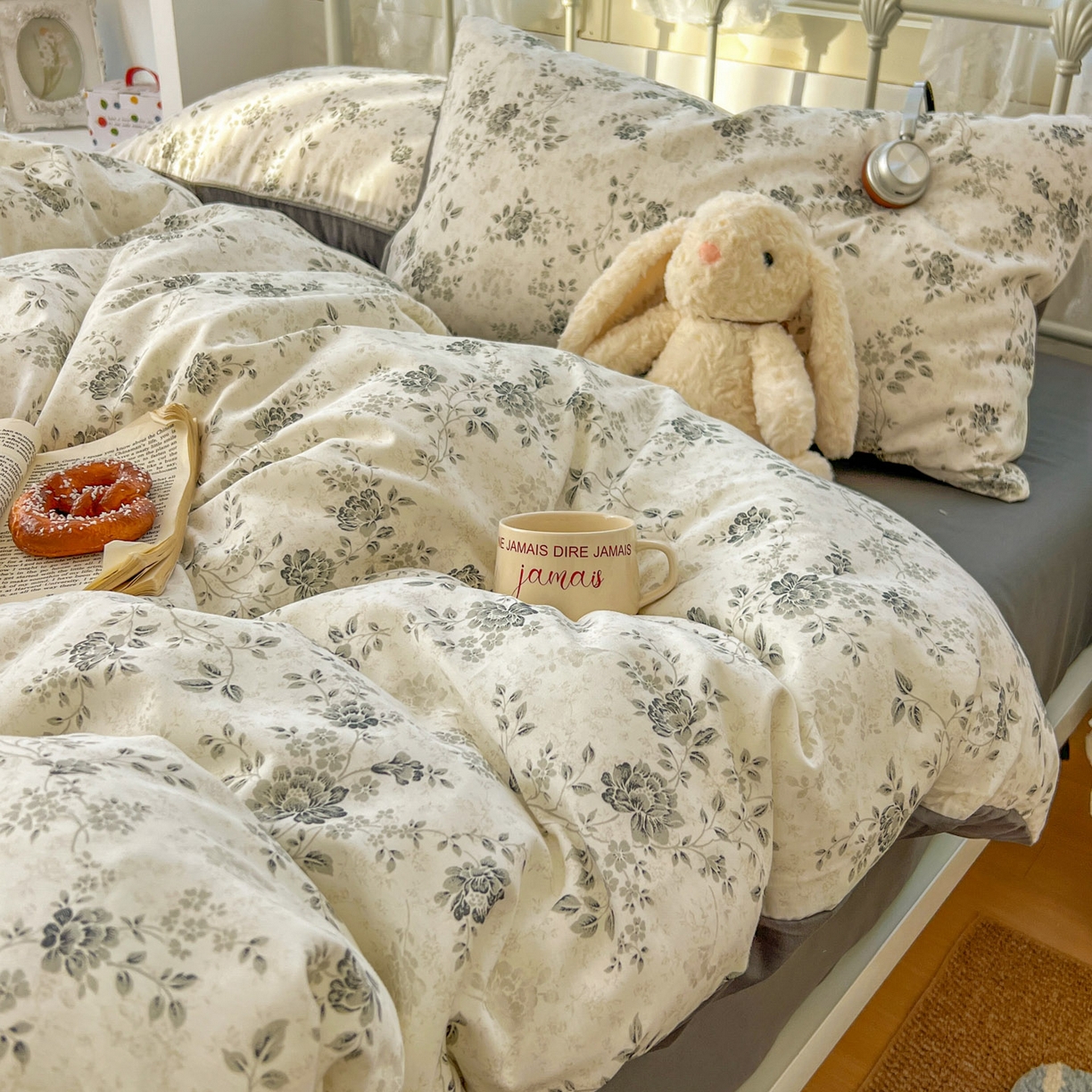 91家纺网 家纺一手货源 找家纺 桃喜 2026春夏新品全棉碎花三件套四件套-场景二 赫本（全棉）