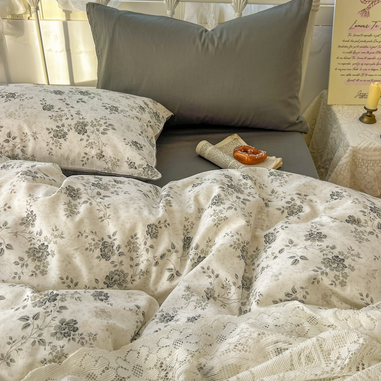 91家纺网 家纺一手货源 找家纺 桃喜 2026春夏新品全棉碎花三件套四件套-场景二 赫本（全棉）