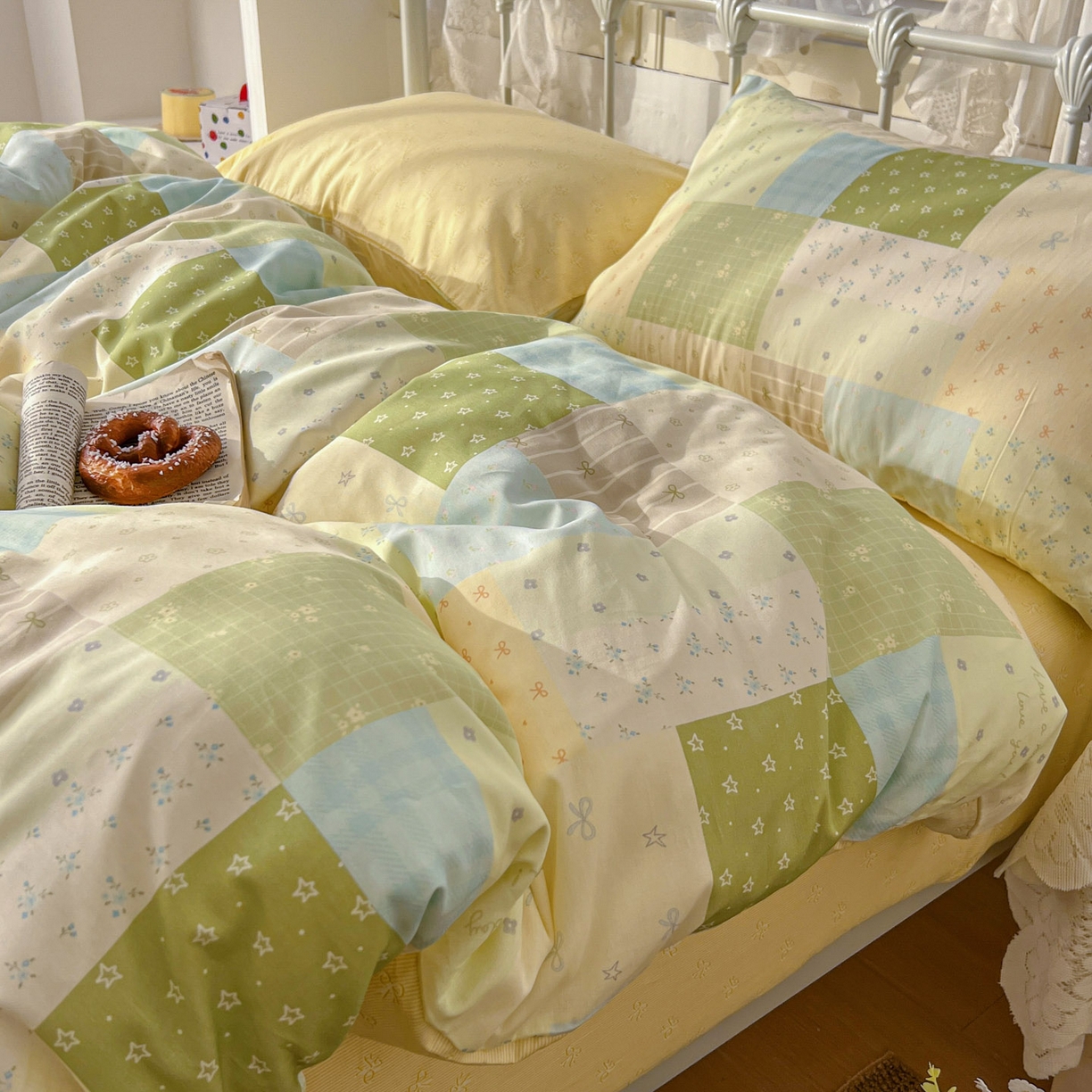 91家纺网 家纺一手货源 找家纺 桃喜 2026春夏新品全棉碎花三件套四件套-场景二 绿格拼布碎花（全棉）