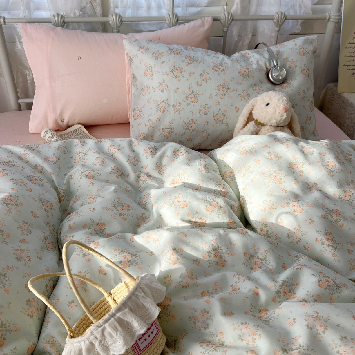 91家纺网 家纺一手货源 找家纺 桃喜 2026春夏新品全棉碎花三件套四件套-场景二 山茶（全棉）