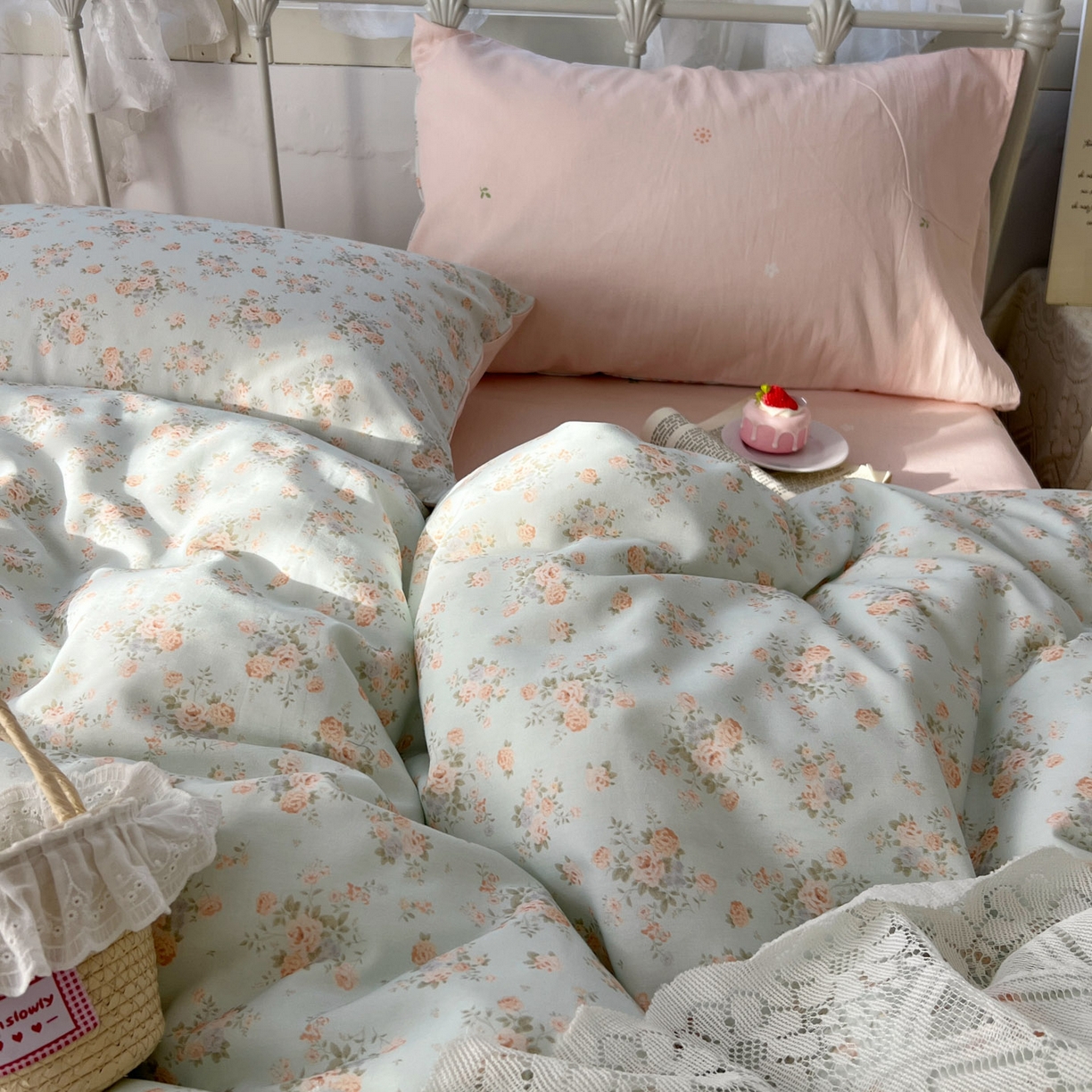 91家纺网 家纺一手货源 找家纺 桃喜 2026春夏新品全棉碎花三件套四件套-场景二 山茶（全棉）