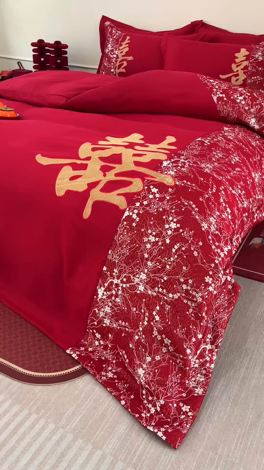 91家纺网 家纺一手货源 找家纺 苏源家居 2026新款婚庆大红色刺绣喜字结婚四件套 暗香-红