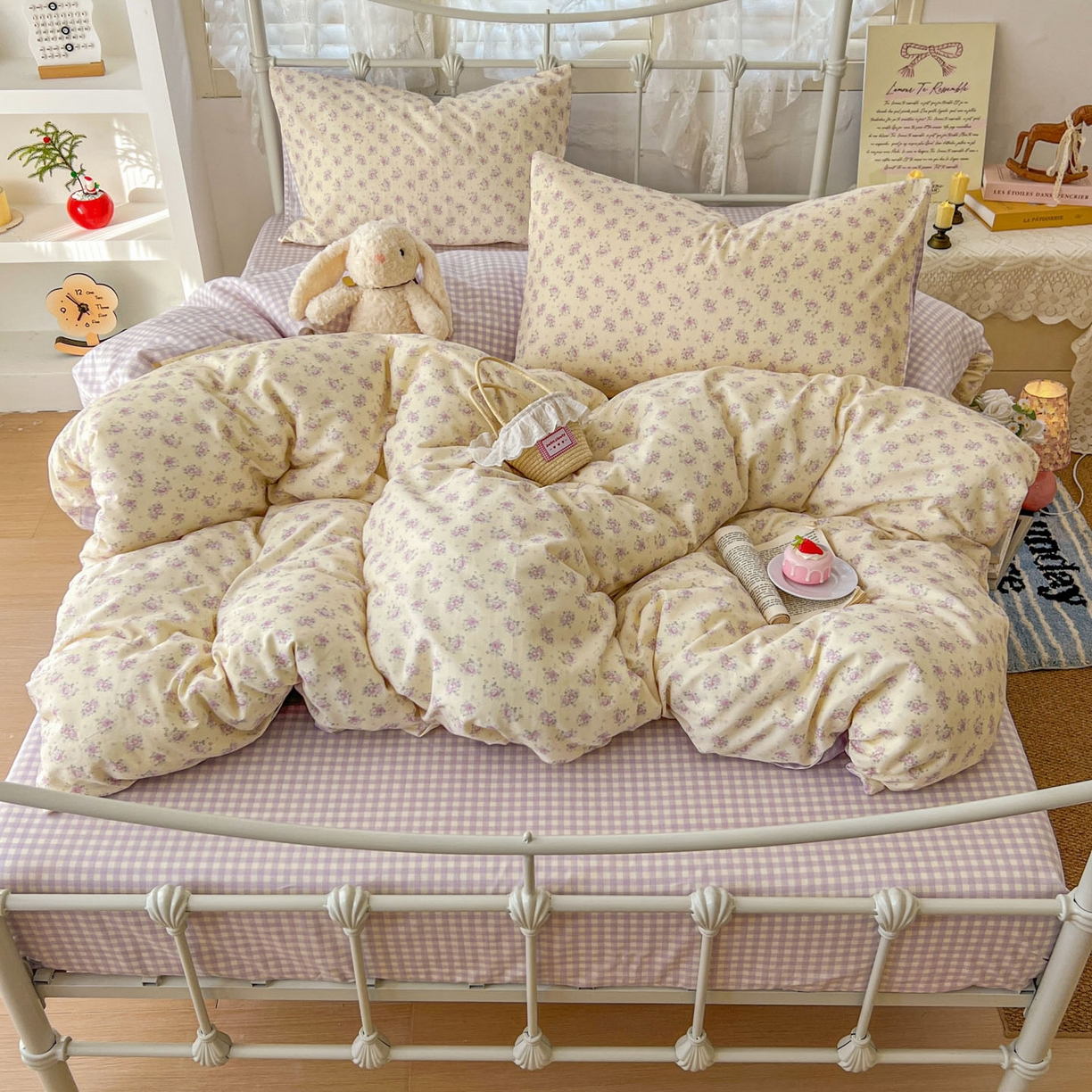 91家纺网 家纺一手货源 找家纺 桃喜 2026春夏新品全棉碎花三件套四件套-场景二 香芋紫格碎花（全棉）