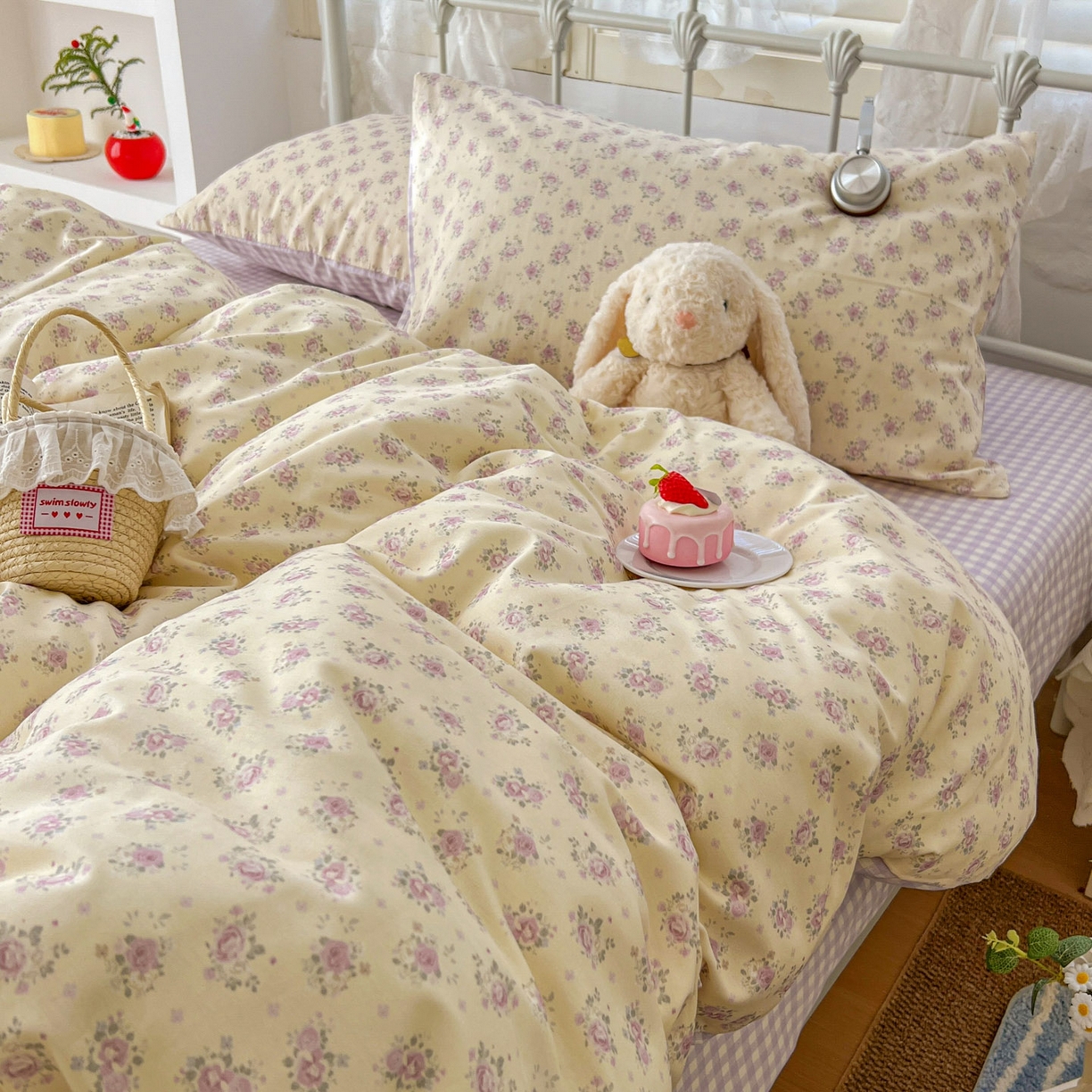 91家纺网 家纺一手货源 找家纺 桃喜 2026春夏新品全棉碎花三件套四件套-场景二 香芋紫格碎花（全棉）