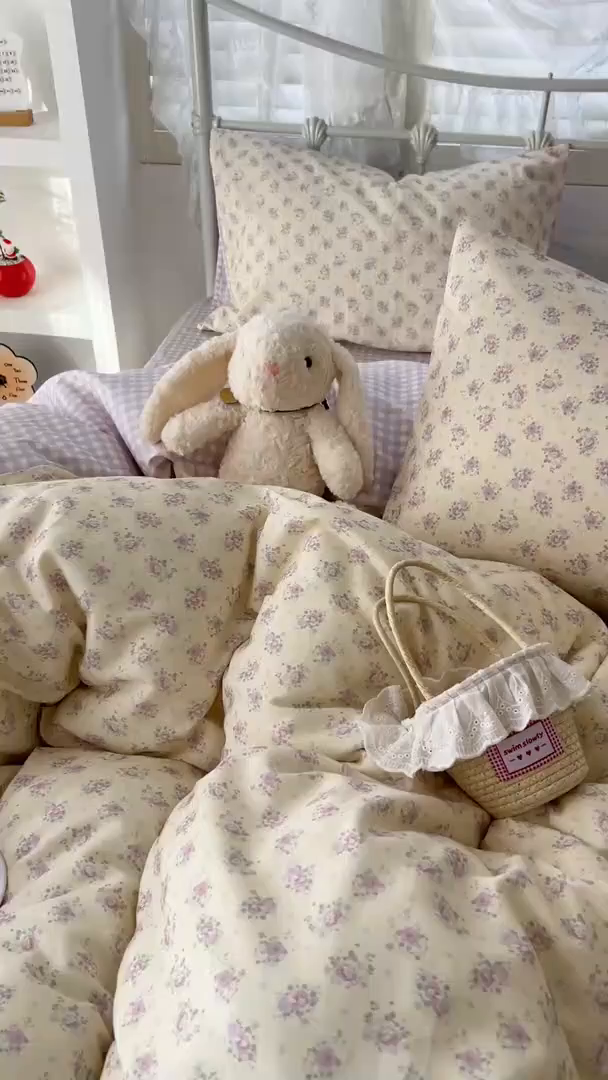 91家纺网 家纺一手货源 找家纺 桃喜 2026春夏新品全棉碎花三件套四件套-场景二 香芋紫格碎花（全棉）