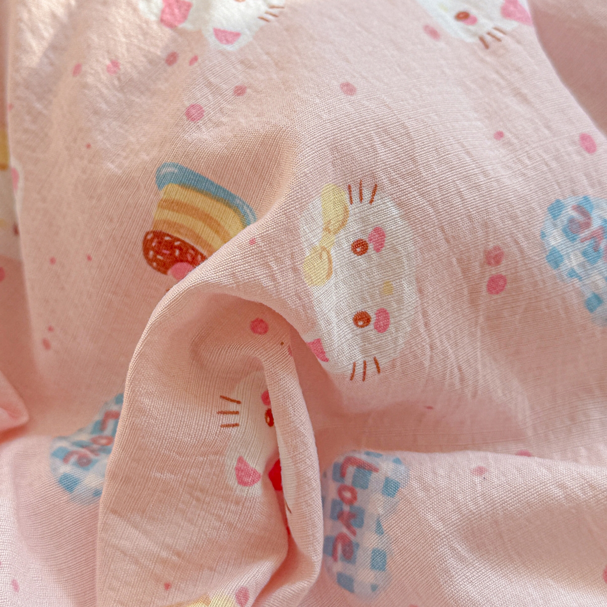 91家纺网 家纺一手货源 找家纺 朵朵家纺 2026新款云感木棉皱皱纱双层纱印花四件套 蛋糕喵