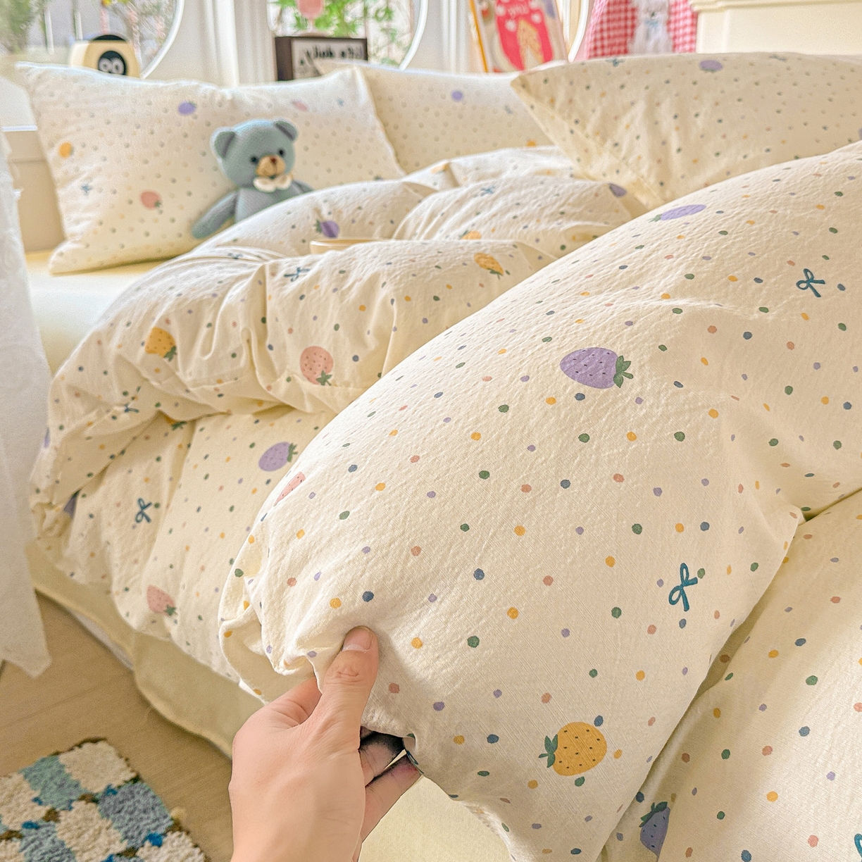 91家纺网 家纺一手货源 找家纺 朵朵家纺 2026新款云感木棉皱皱纱双层纱印花四件套 波点草莓