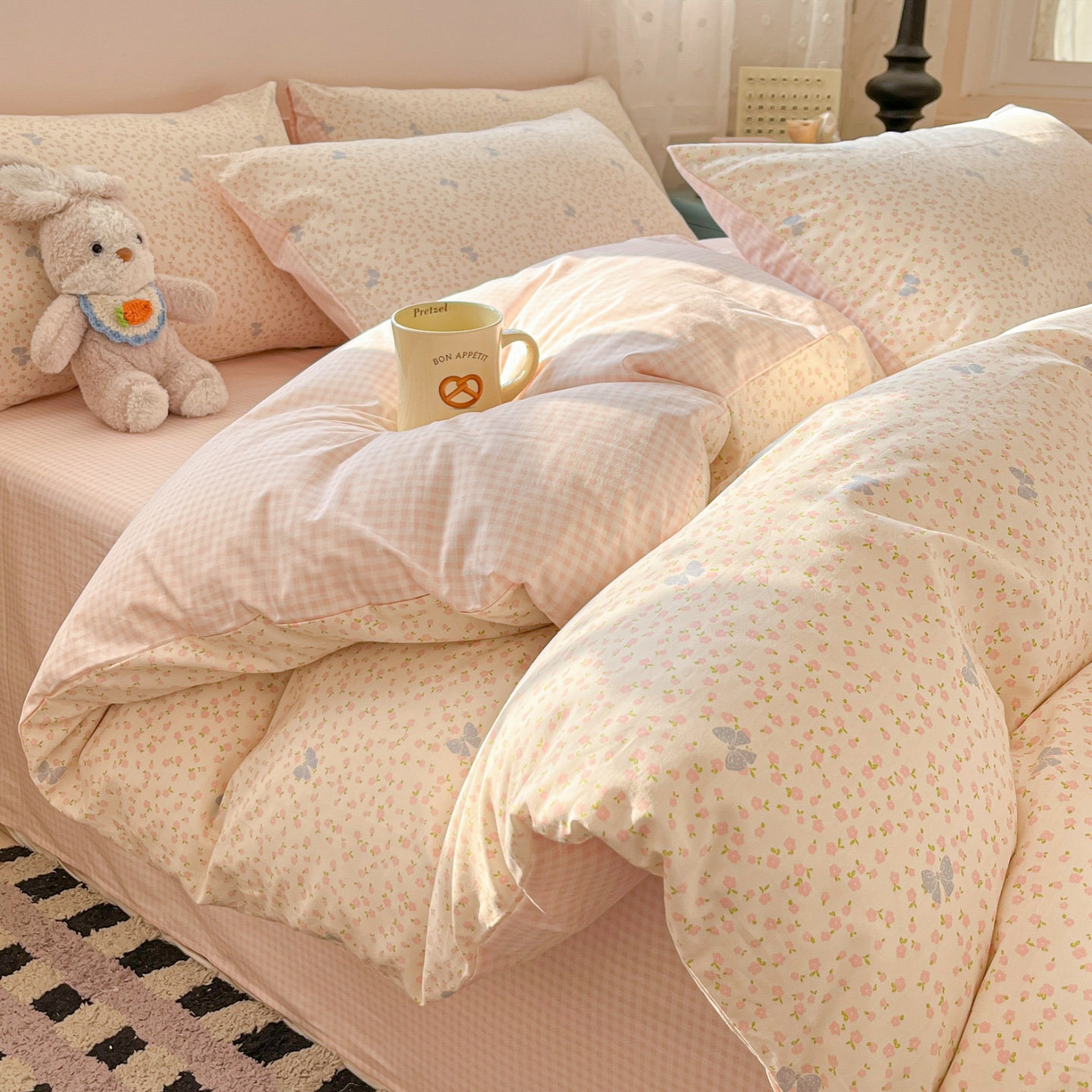 91家纺网 家纺一手货源 找家纺 麦伦家居 2026春夏新品13372全棉卡通小清新四件套 蝴蝶结花朵粉