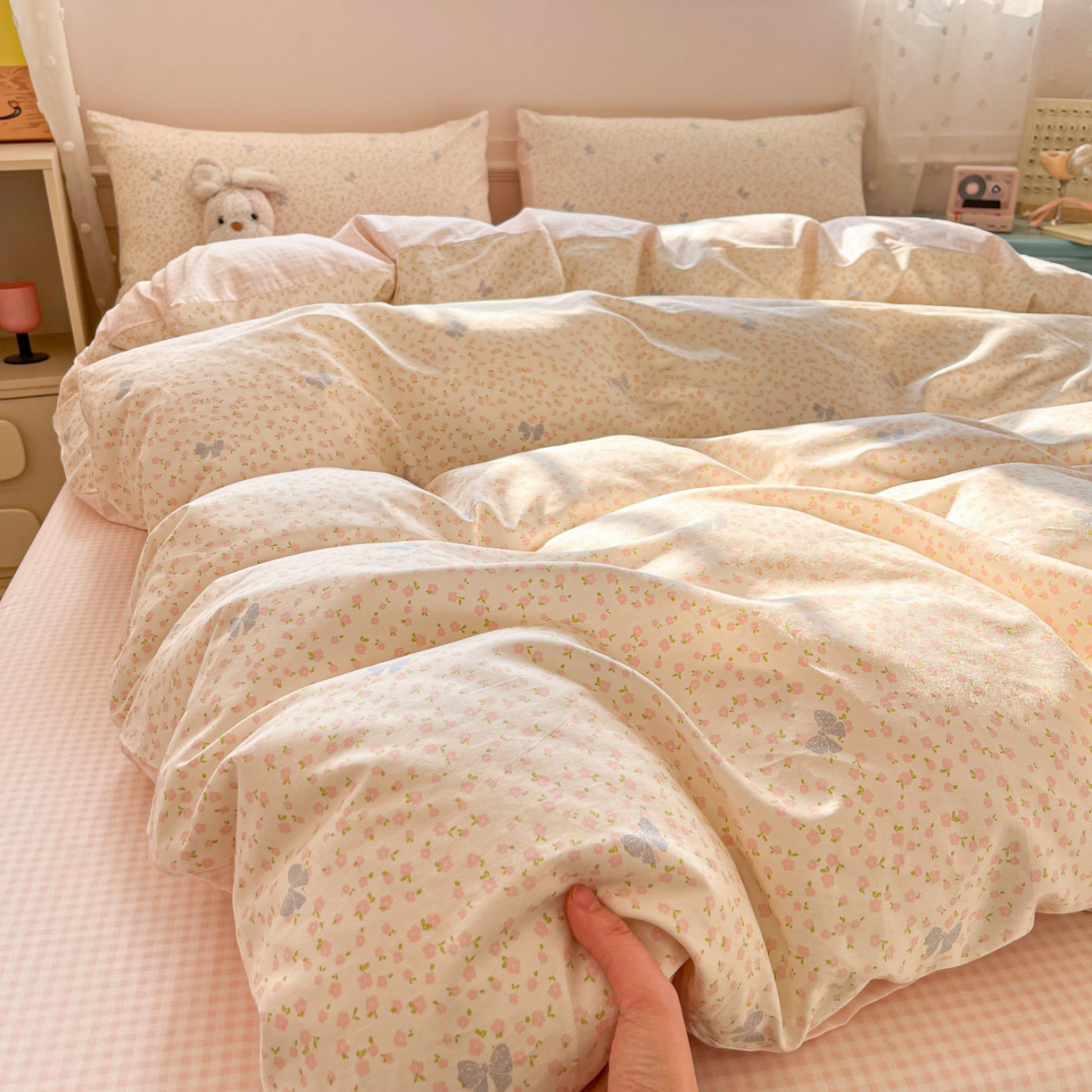 91家纺网 家纺一手货源 找家纺 麦伦家居 2026春夏新品13372全棉卡通小清新四件套 蝴蝶结花朵粉