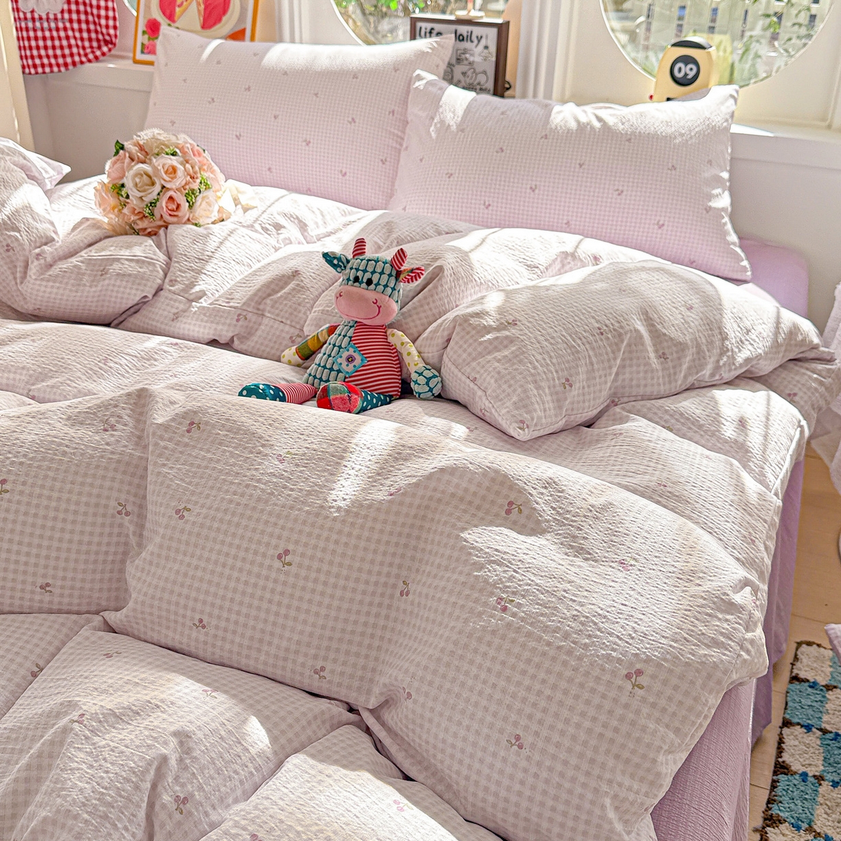 91家纺网 家纺一手货源 找家纺 朵朵家纺 2026新款云感木棉皱皱纱双层纱印花四件套 小樱桃