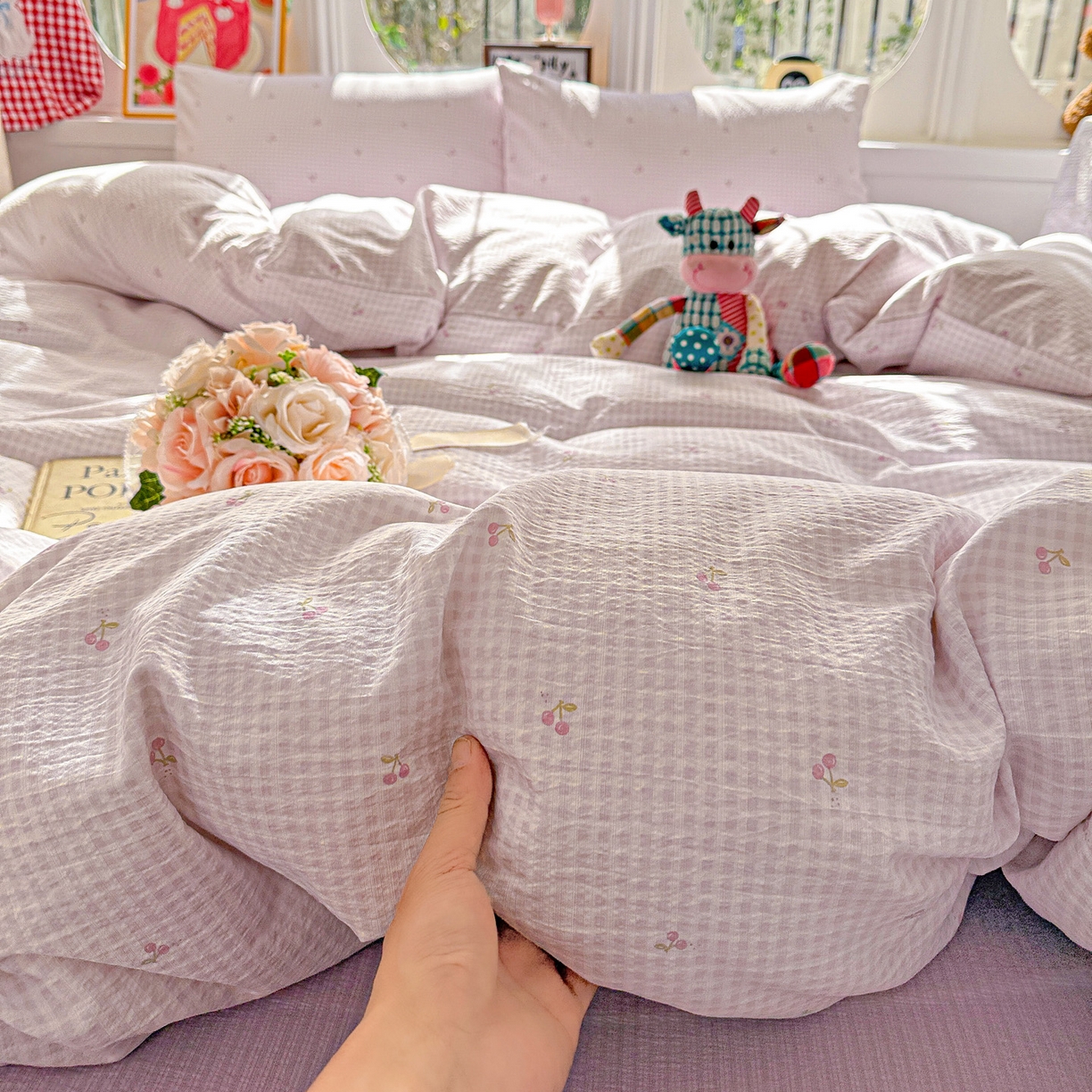 91家纺网 家纺一手货源 找家纺 朵朵家纺 2026新款云感木棉皱皱纱双层纱印花四件套 小樱桃