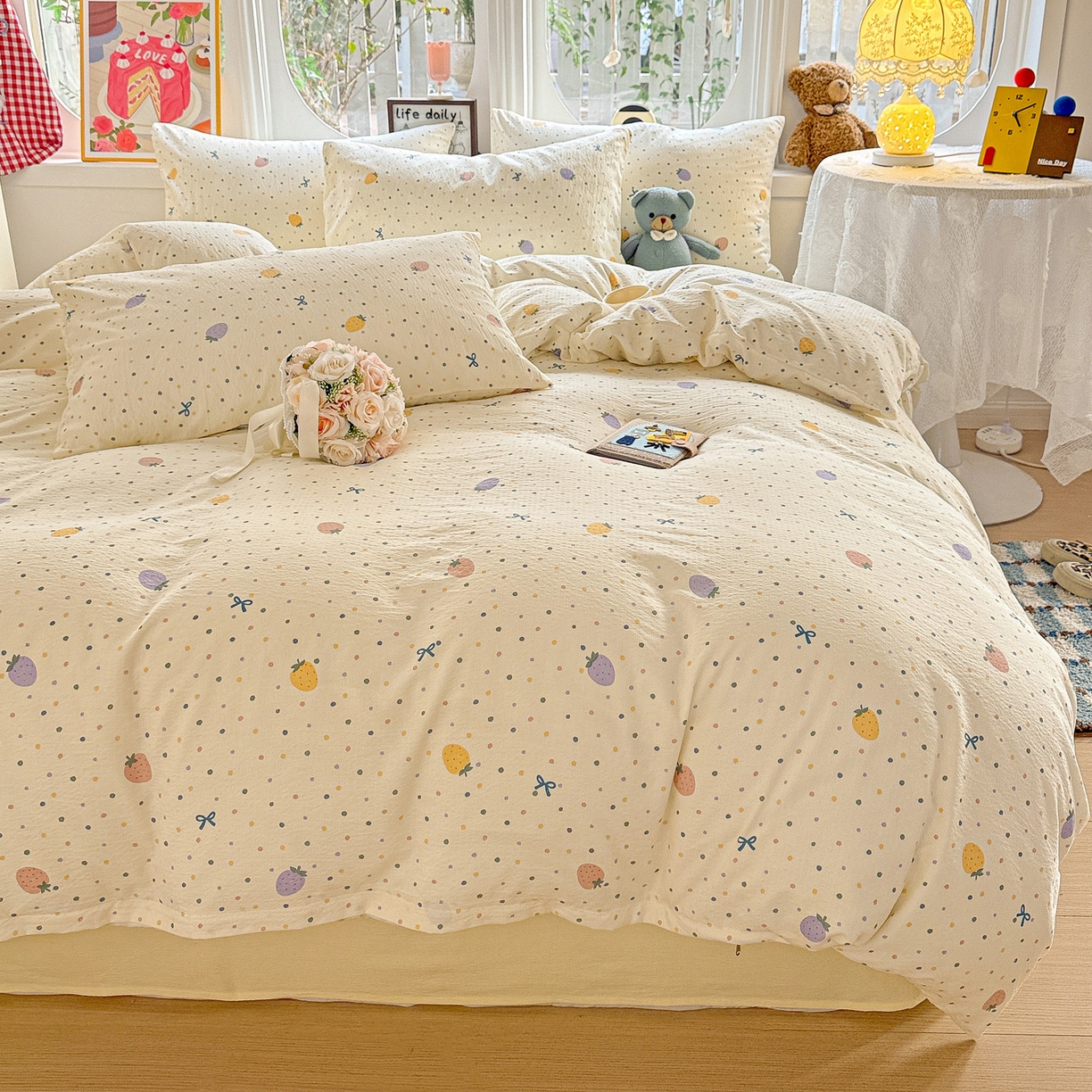 91家纺网 家纺一手货源 找家纺 朵朵家纺 2026新款云感木棉皱皱纱双层纱印花四件套 波点草莓