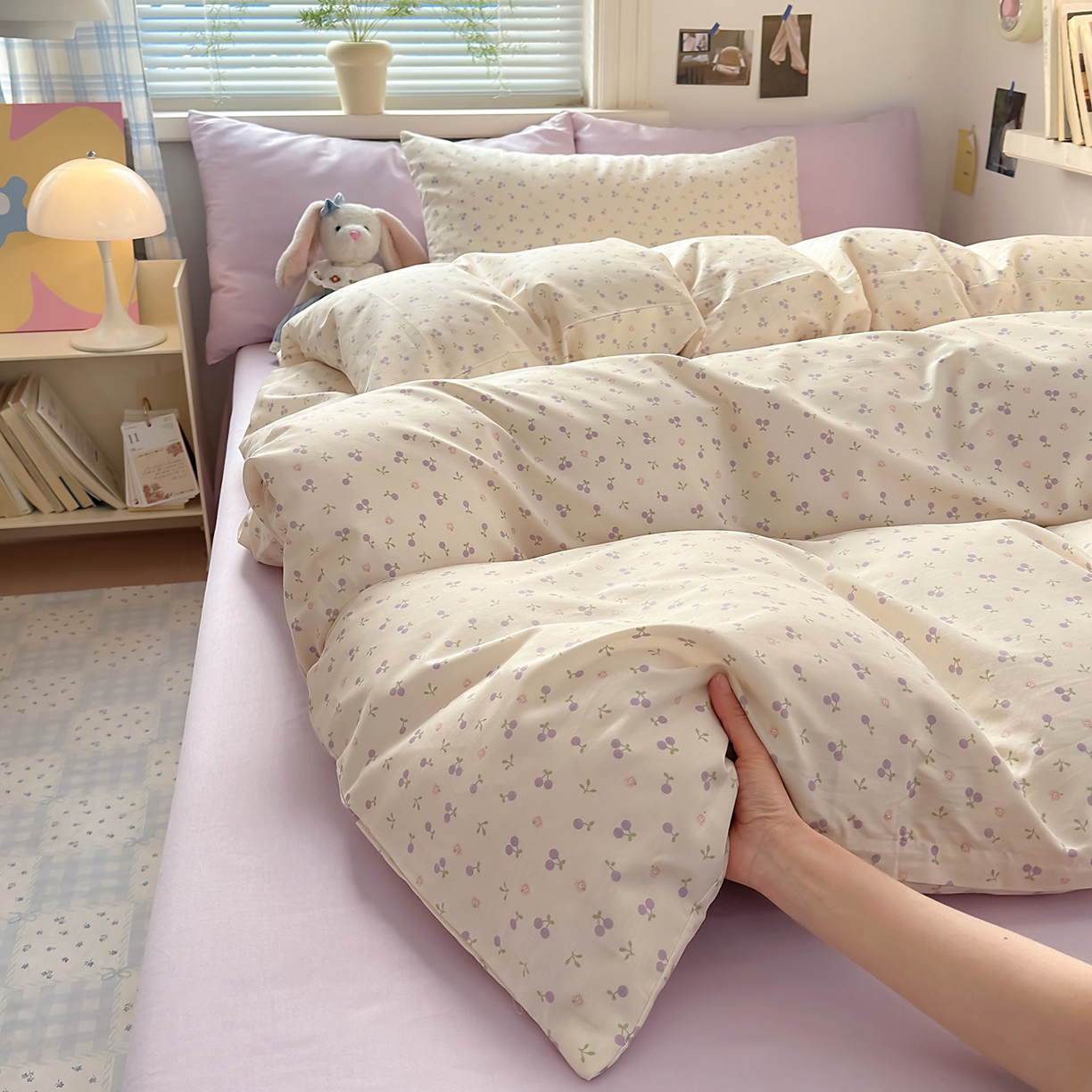 91家纺网 家纺一手货源 找家纺 麦伦家居 2026春夏新品13372全棉卡通小清新四件套 紫樱桃